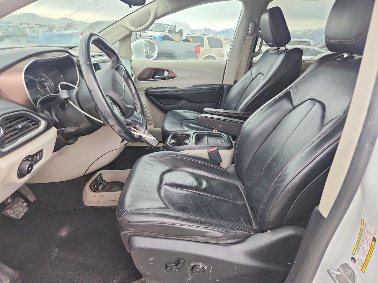 2018 Chrysler Pacifica Touring L White vin: 2C4RC1BGXJR114416
