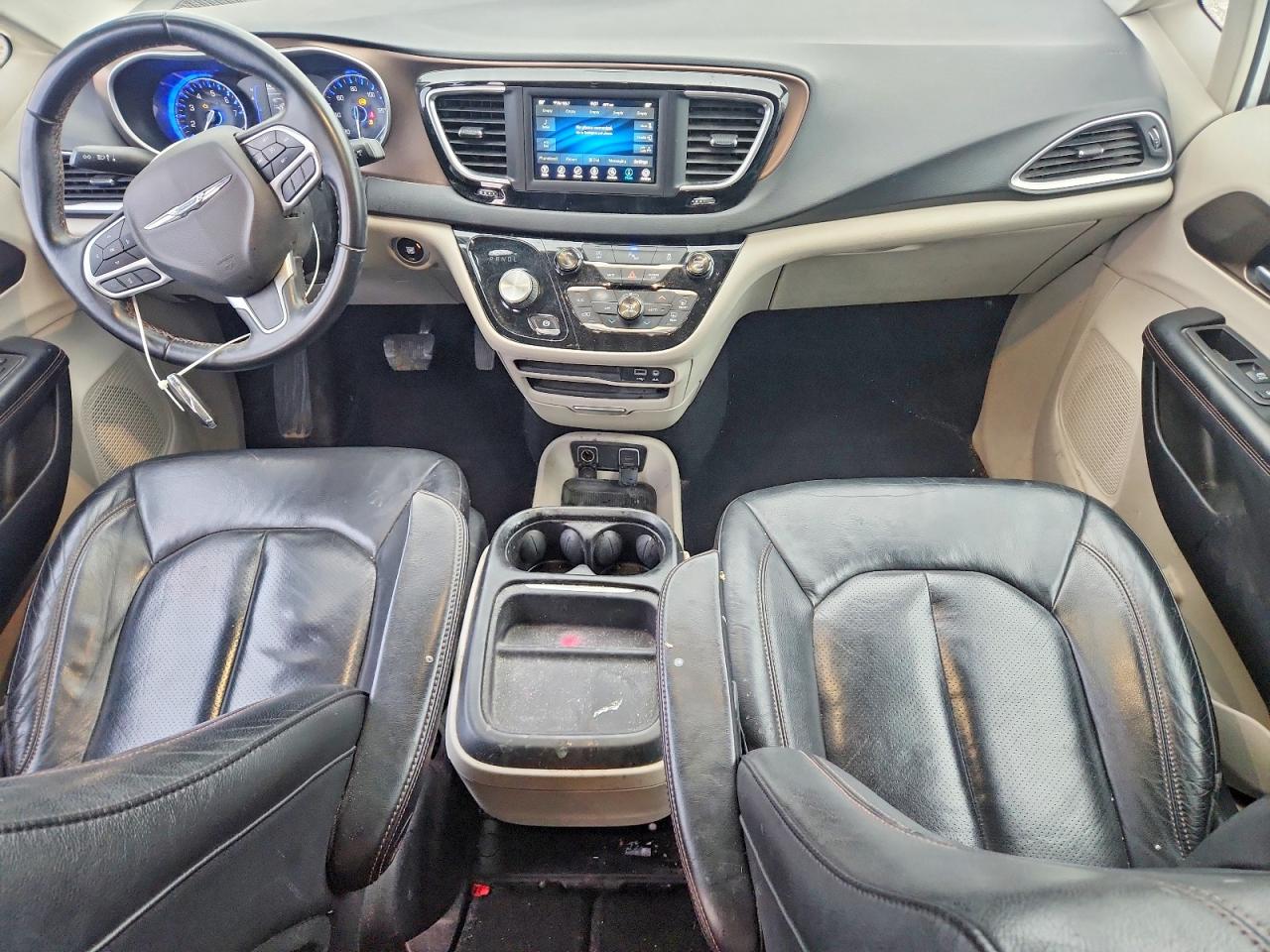 2018 Chrysler Pacifica Touring L White vin: 2C4RC1BGXJR114416