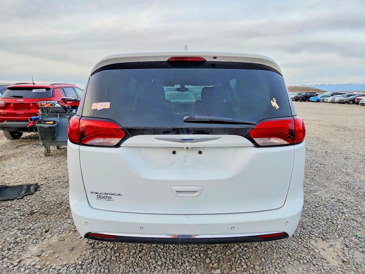 2018 Chrysler Pacifica Touring L White vin: 2C4RC1BGXJR114416