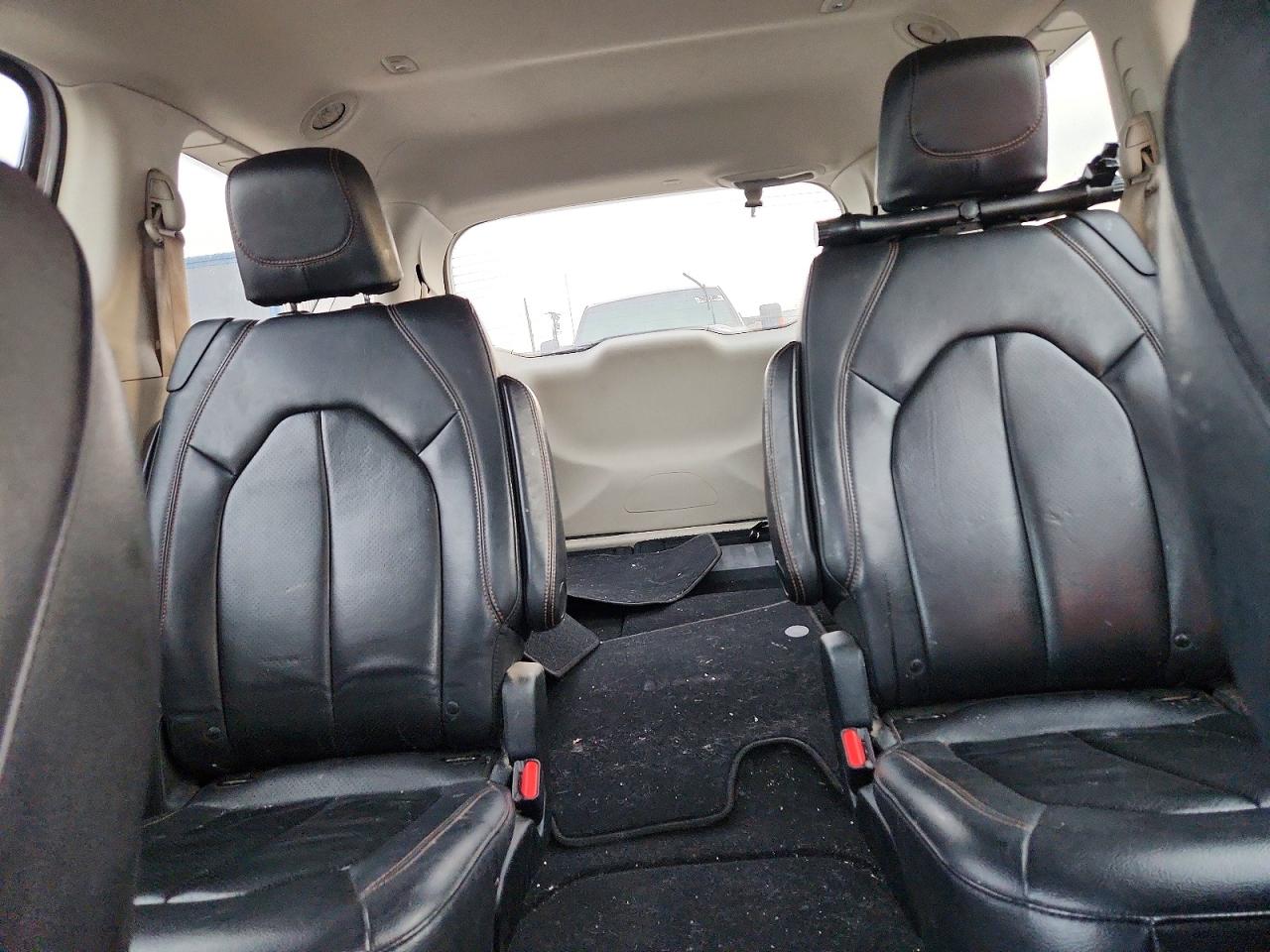 2018 Chrysler Pacifica Touring L White vin: 2C4RC1BGXJR114416