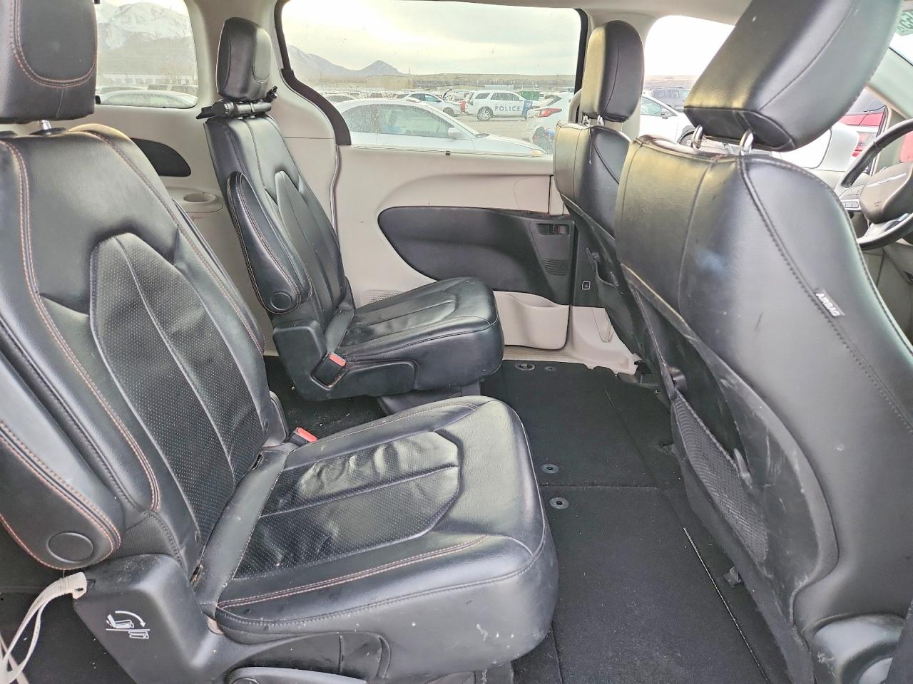 2018 Chrysler Pacifica Touring L White vin: 2C4RC1BGXJR114416