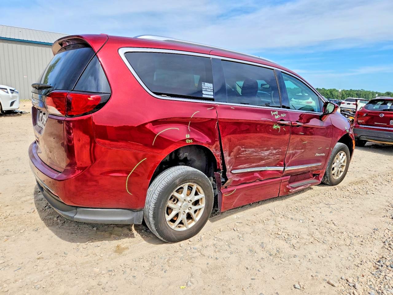 2020 Chrysler Pacifica Touring L Burgundy vin: 2C4RC1BGXLR182881