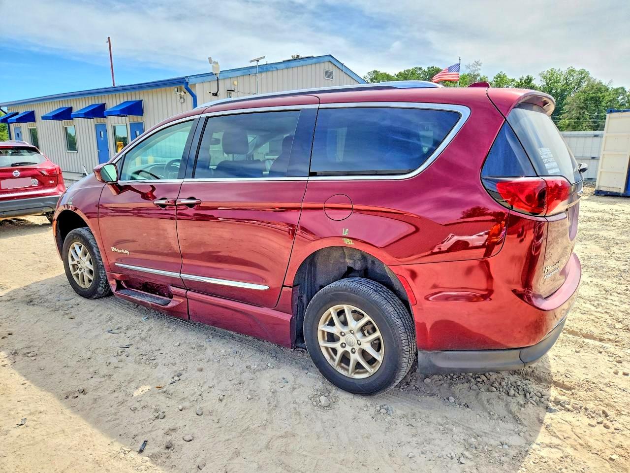 2020 Chrysler Pacifica Touring L Burgundy vin: 2C4RC1BGXLR182881