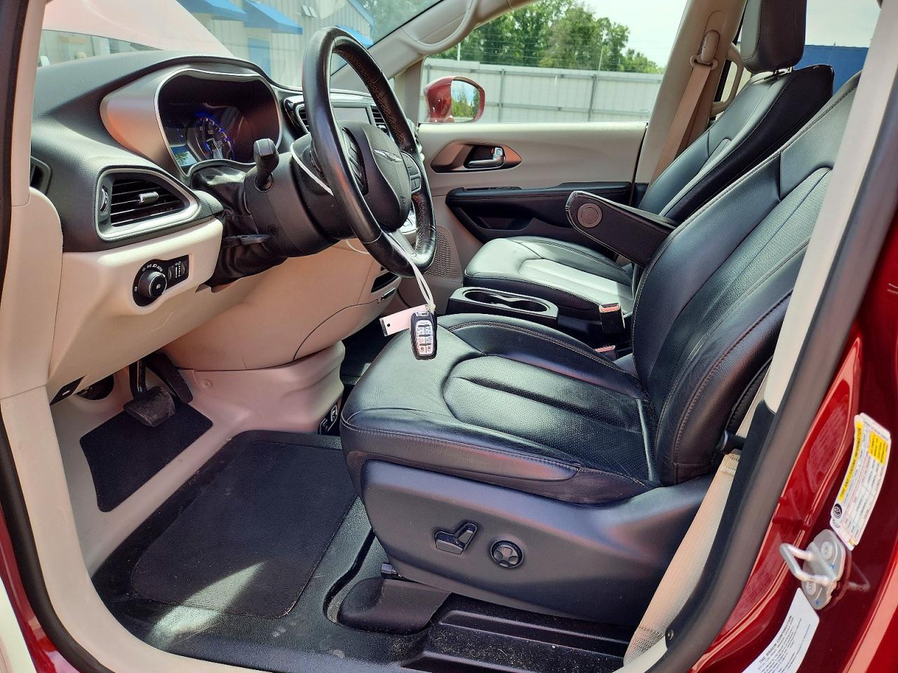 2020 Chrysler Pacifica Touring L Burgundy vin: 2C4RC1BGXLR182881