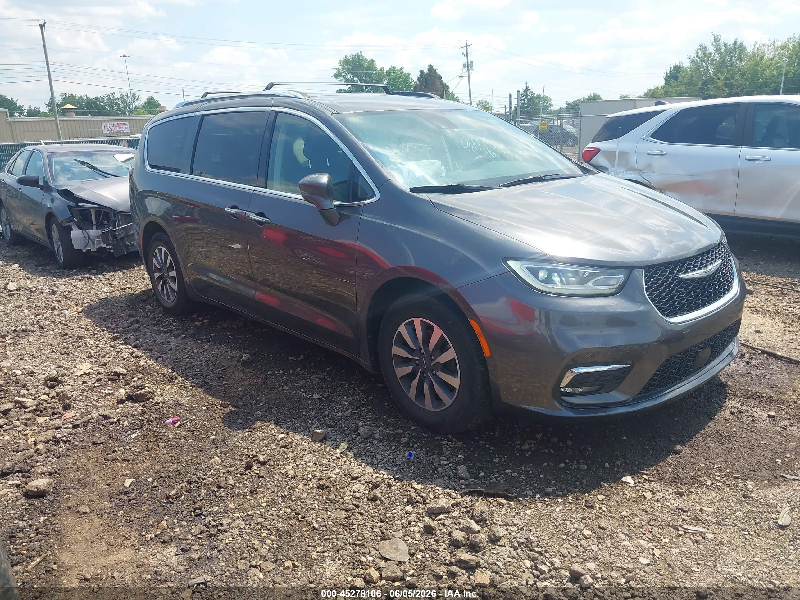2021 Chrysler Pacifica Touring L Gray vin: 2C4RC1BGXMR524461