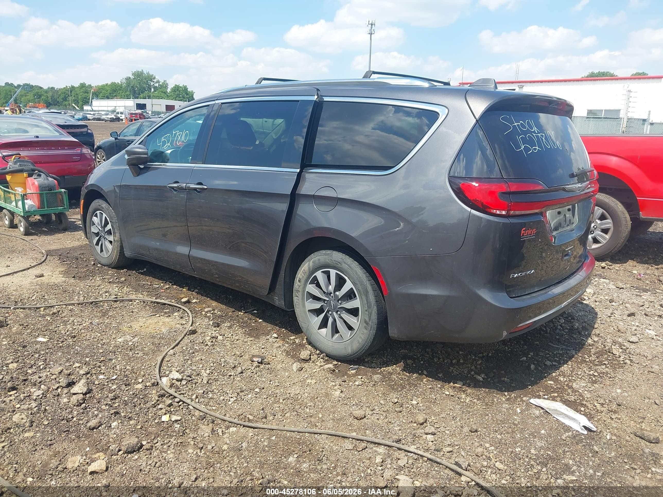 2021 Chrysler Pacifica Touring L Gray vin: 2C4RC1BGXMR524461