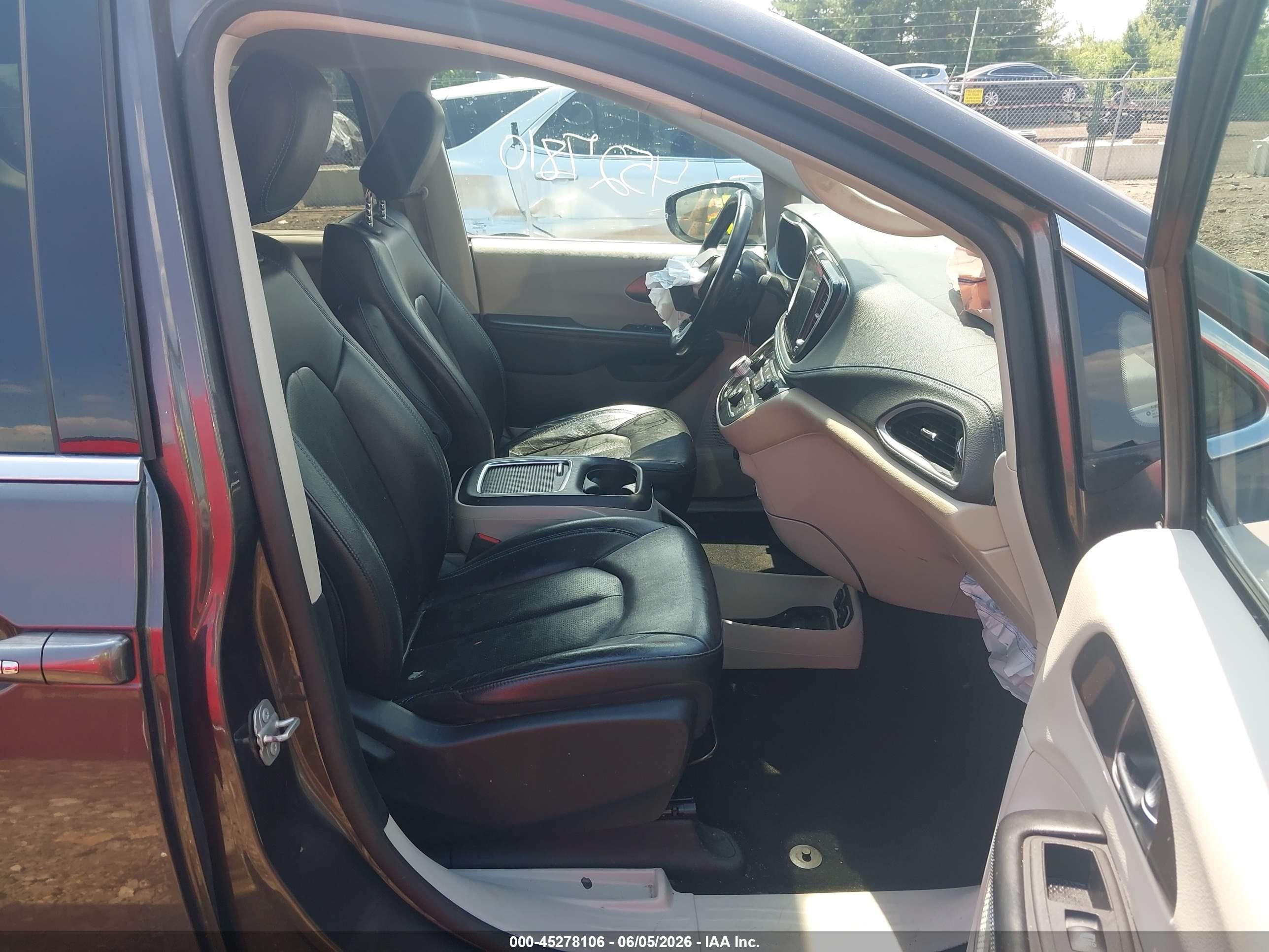 2021 Chrysler Pacifica Touring L Gray vin: 2C4RC1BGXMR524461