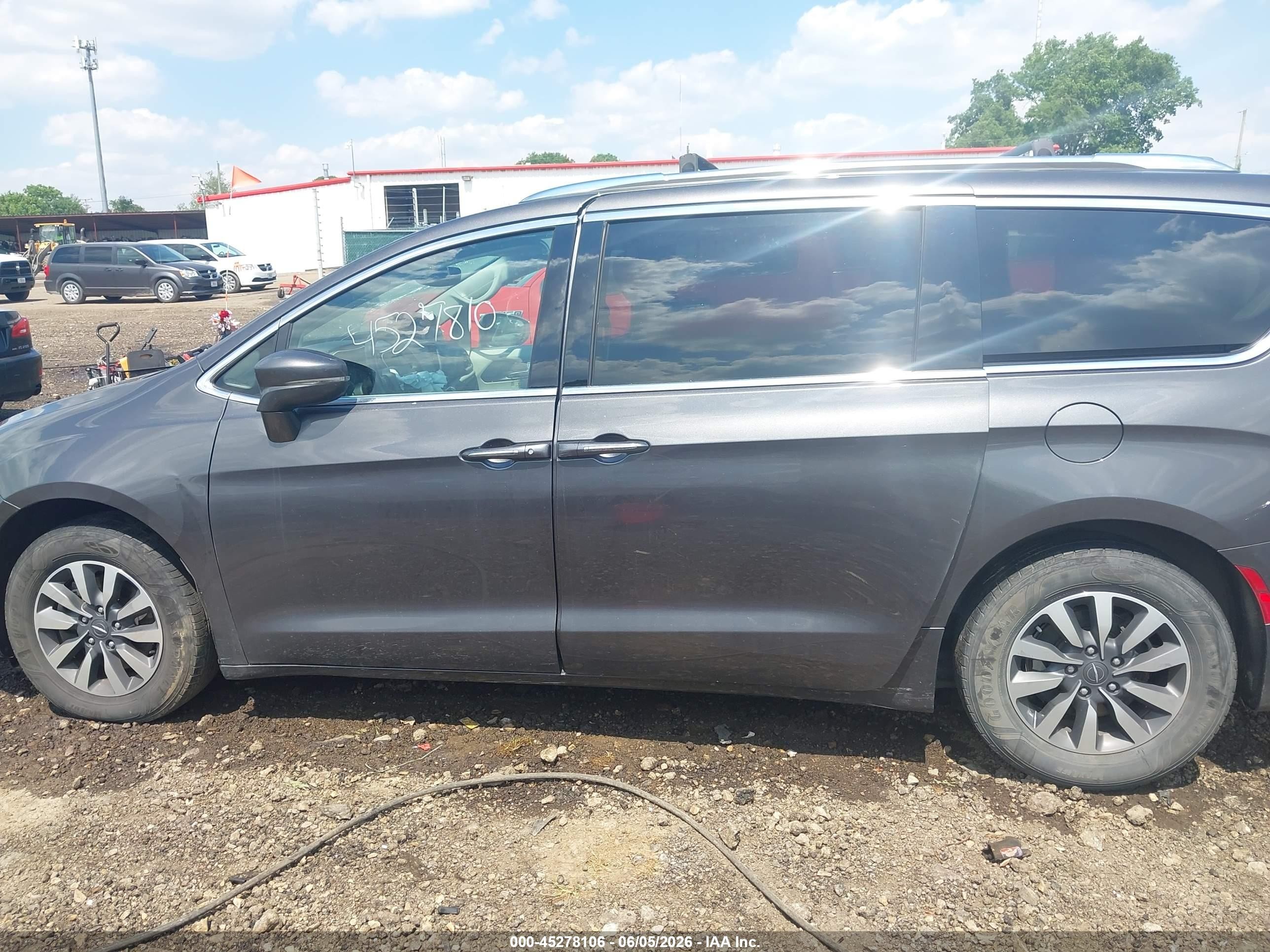 2021 Chrysler Pacifica Touring L Gray vin: 2C4RC1BGXMR524461