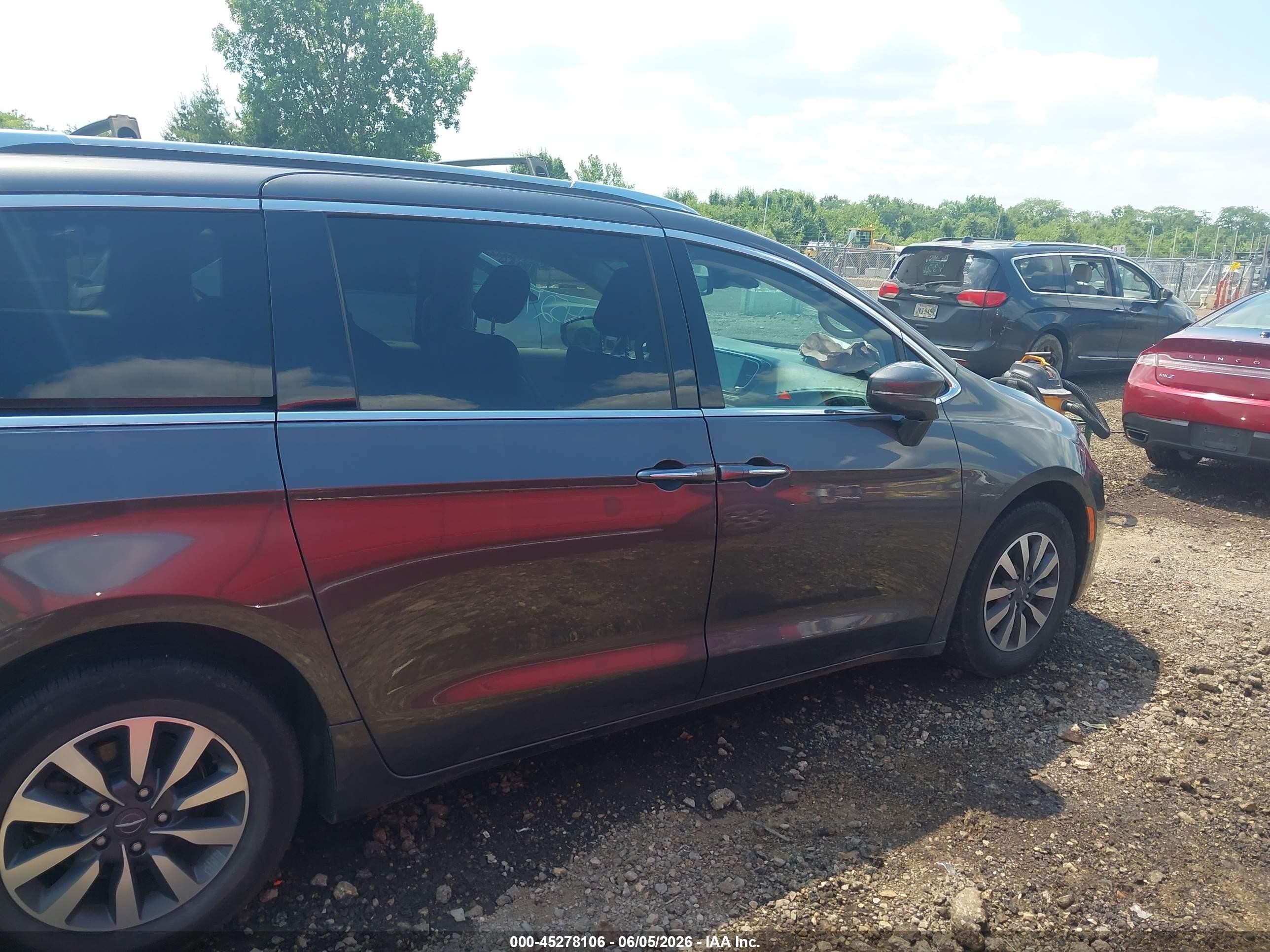 2021 Chrysler Pacifica Touring L Gray vin: 2C4RC1BGXMR524461