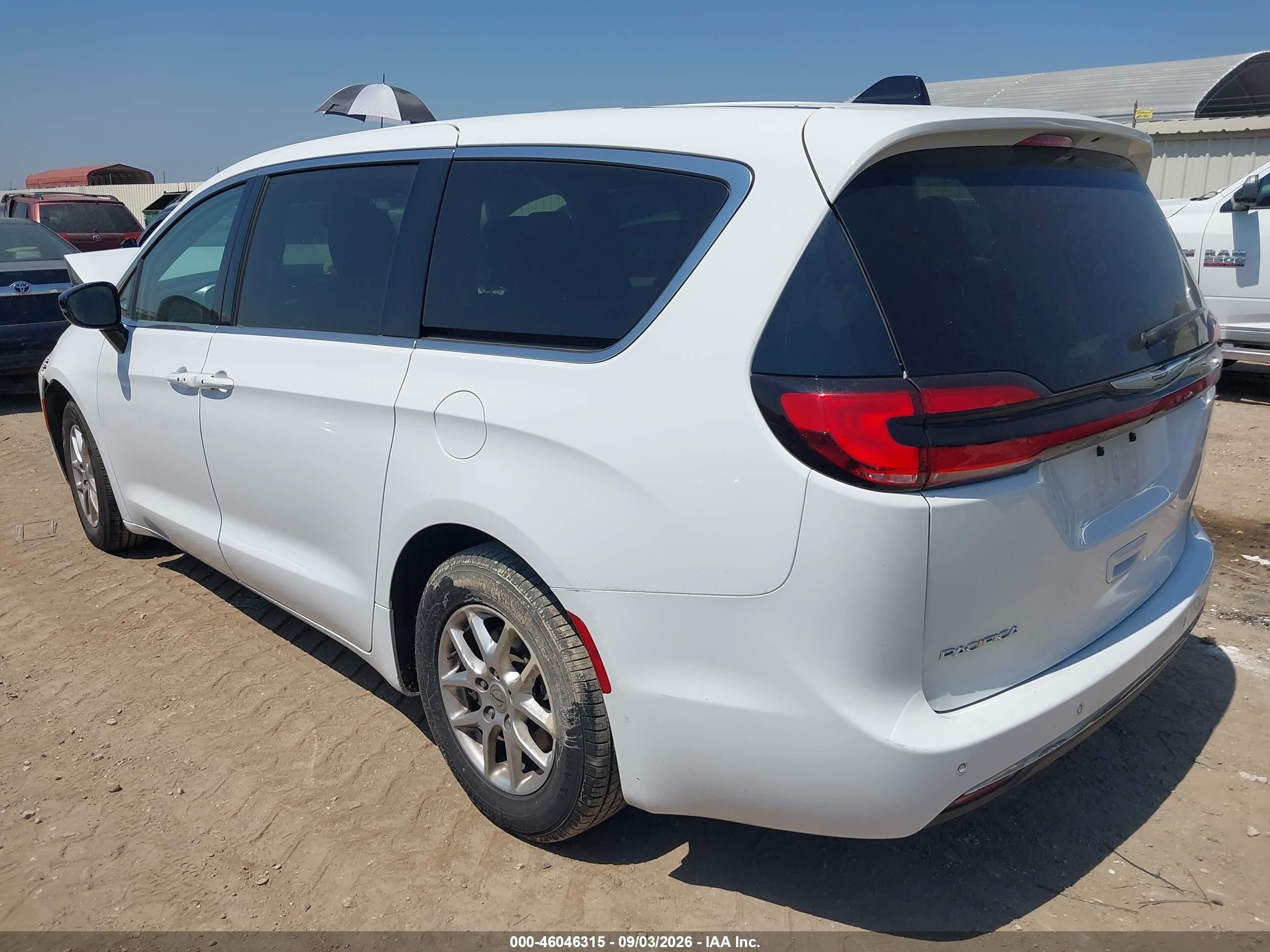 2024 Chrysler Pacifica Touring L White vin: 2C4RC1BGXRR163207