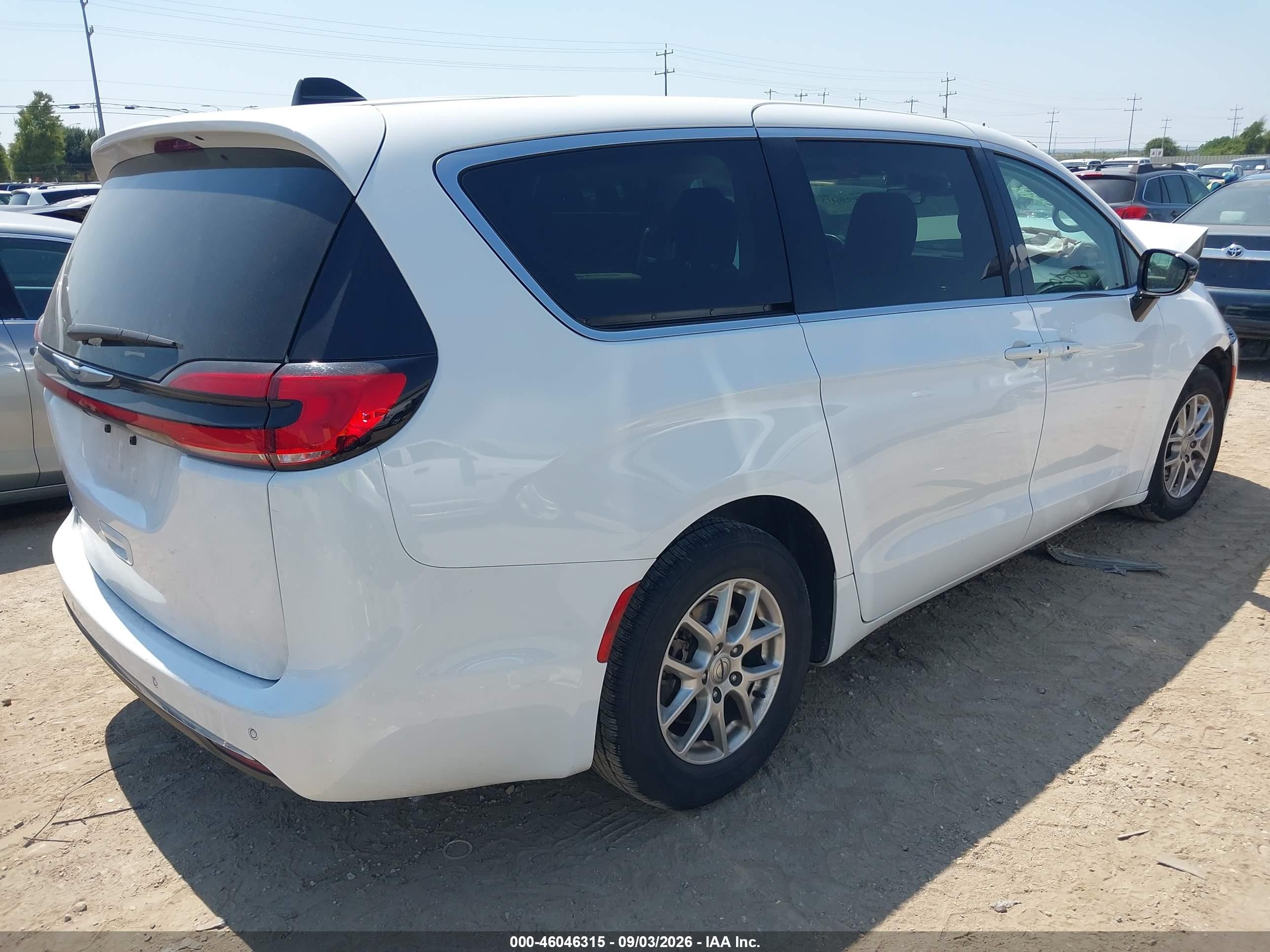 2024 Chrysler Pacifica Touring L White vin: 2C4RC1BGXRR163207