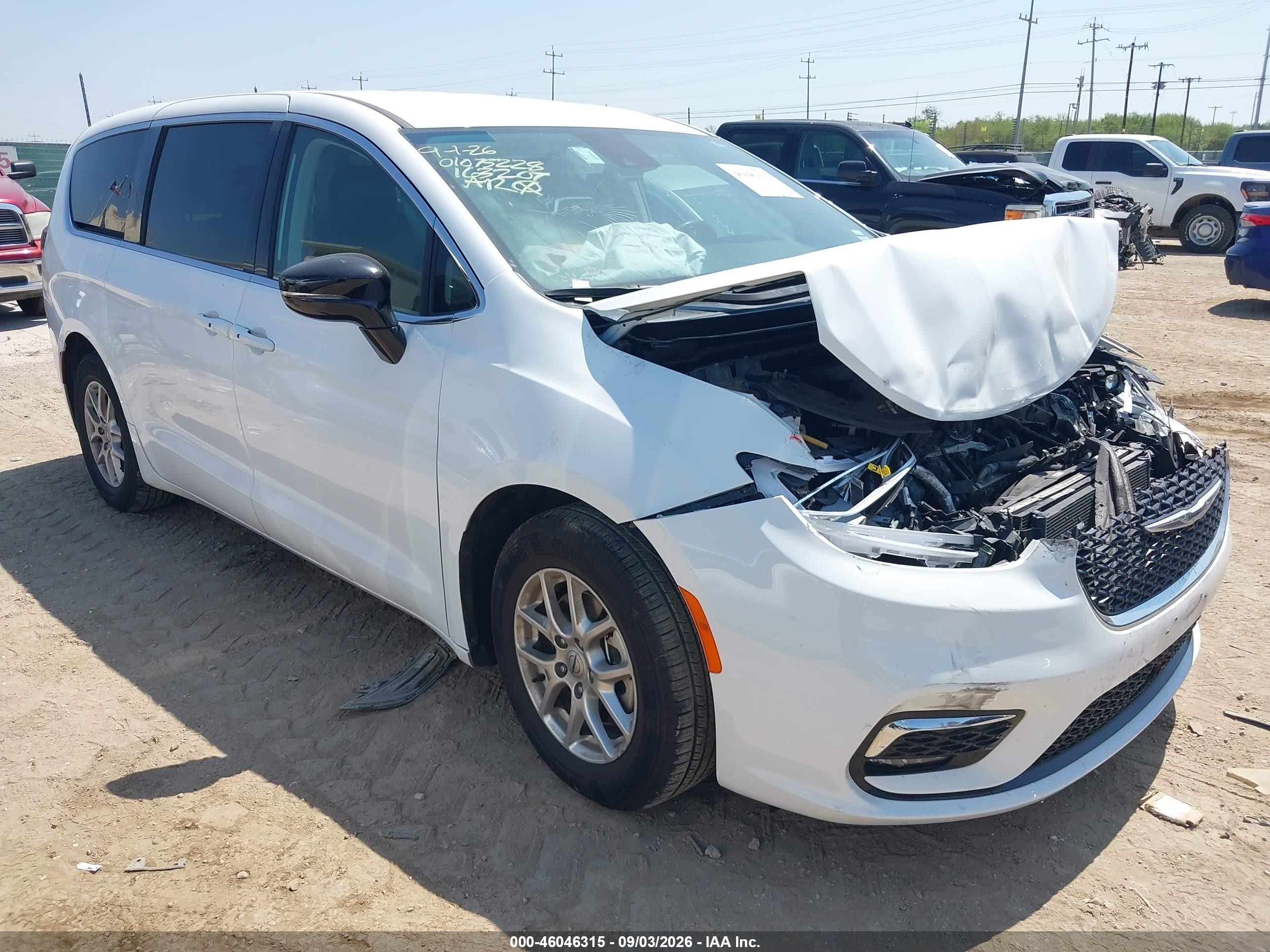 2024 Chrysler Pacifica Touring L White vin: 2C4RC1BGXRR163207