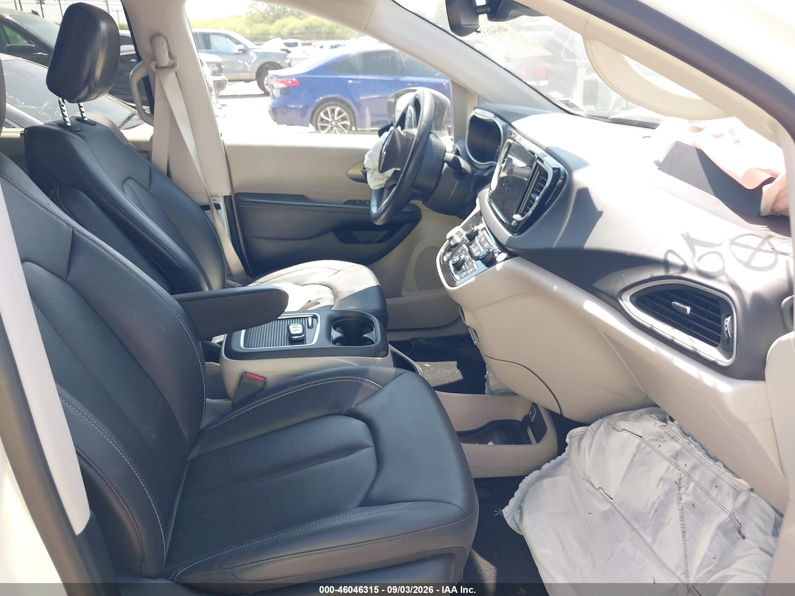 2024 Chrysler Pacifica Touring L White vin: 2C4RC1BGXRR163207