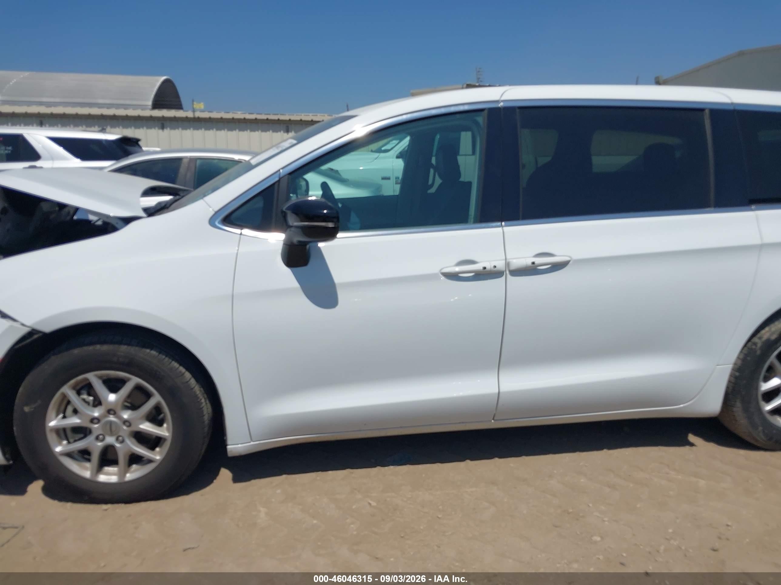 2024 Chrysler Pacifica Touring L White vin: 2C4RC1BGXRR163207