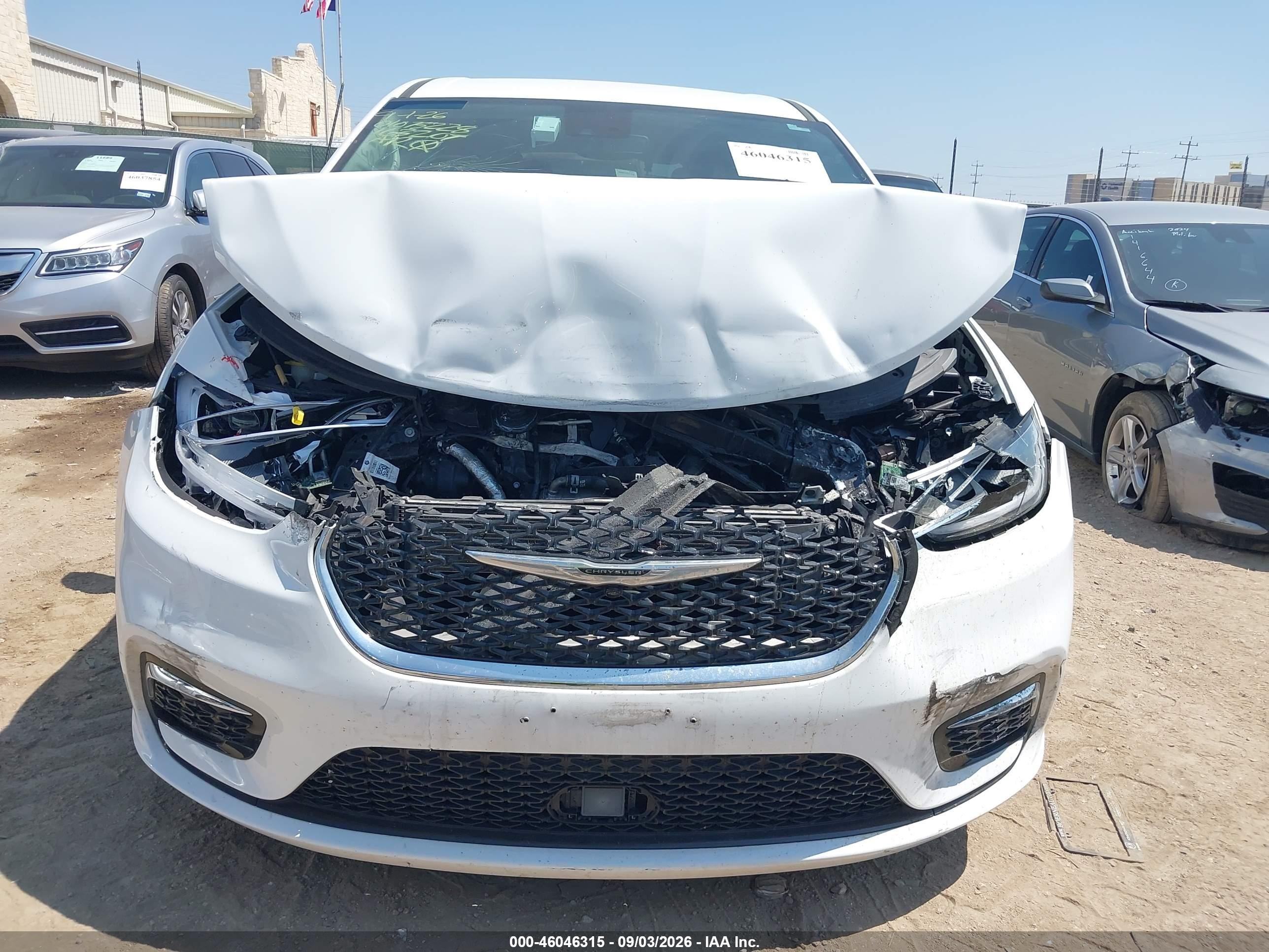 2024 Chrysler Pacifica Touring L White vin: 2C4RC1BGXRR163207