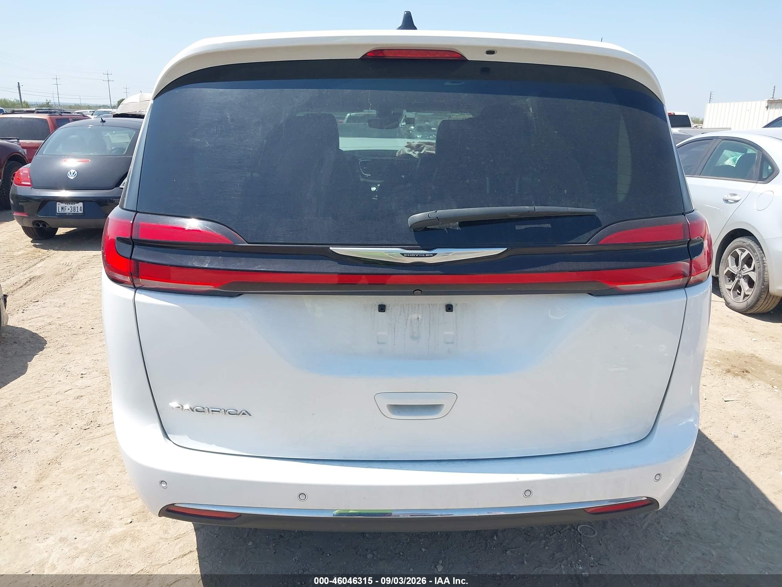 2024 Chrysler Pacifica Touring L White vin: 2C4RC1BGXRR163207