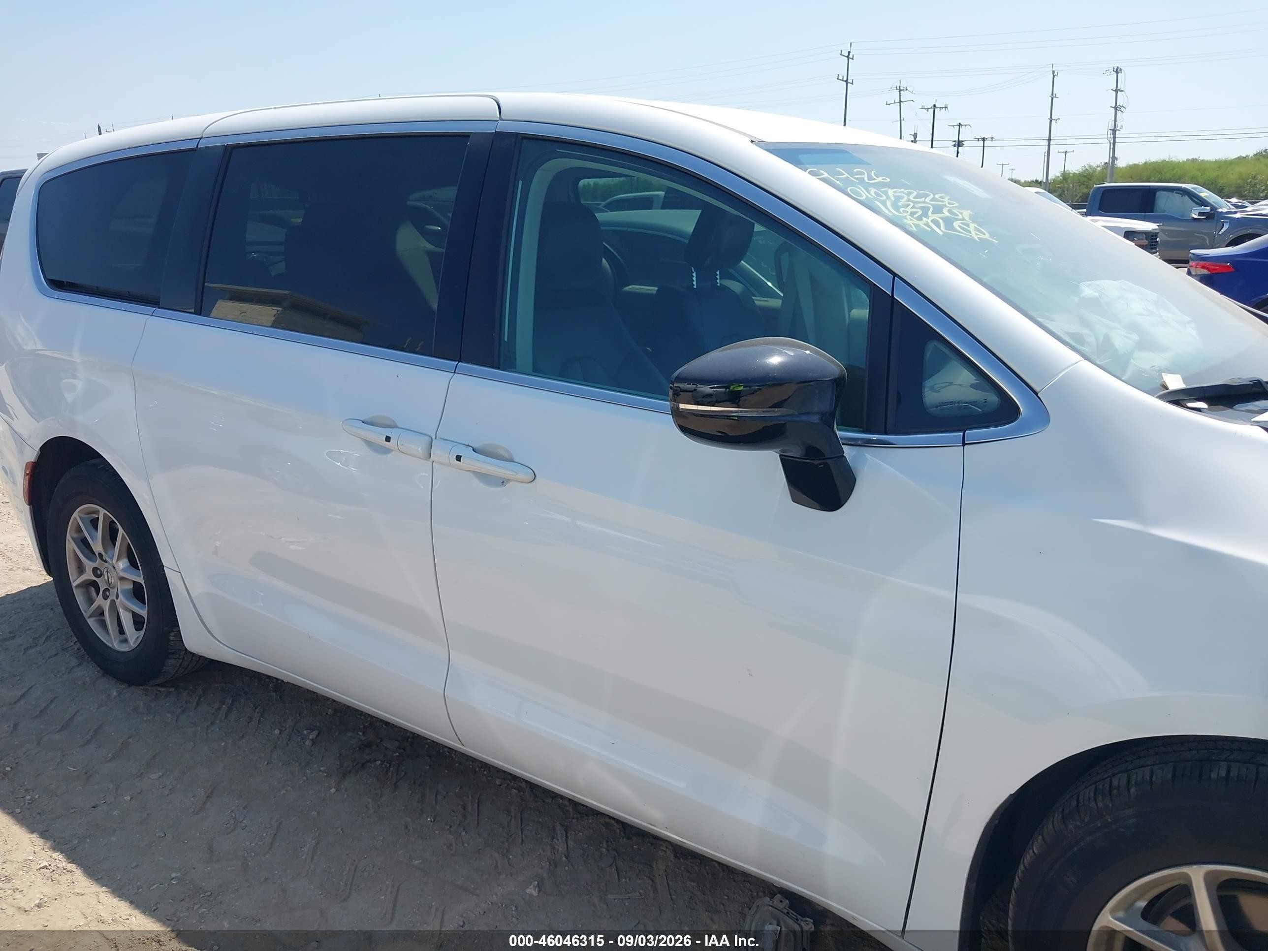 2024 Chrysler Pacifica Touring L White vin: 2C4RC1BGXRR163207