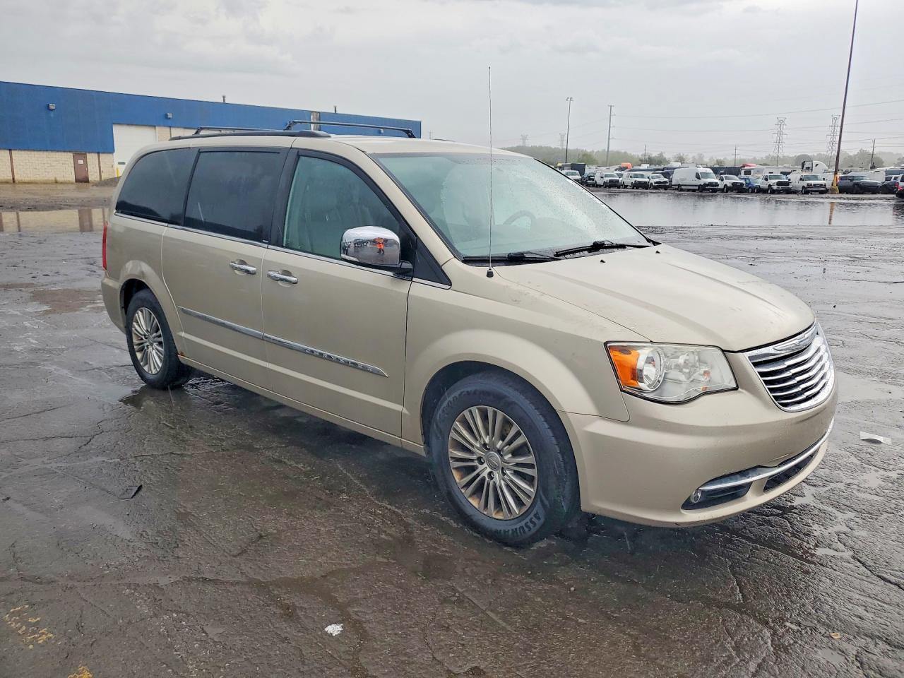 2013 Chrysler Town & Country Touring L Желто-коричневый vin: 2C4RC1CG0DR645921