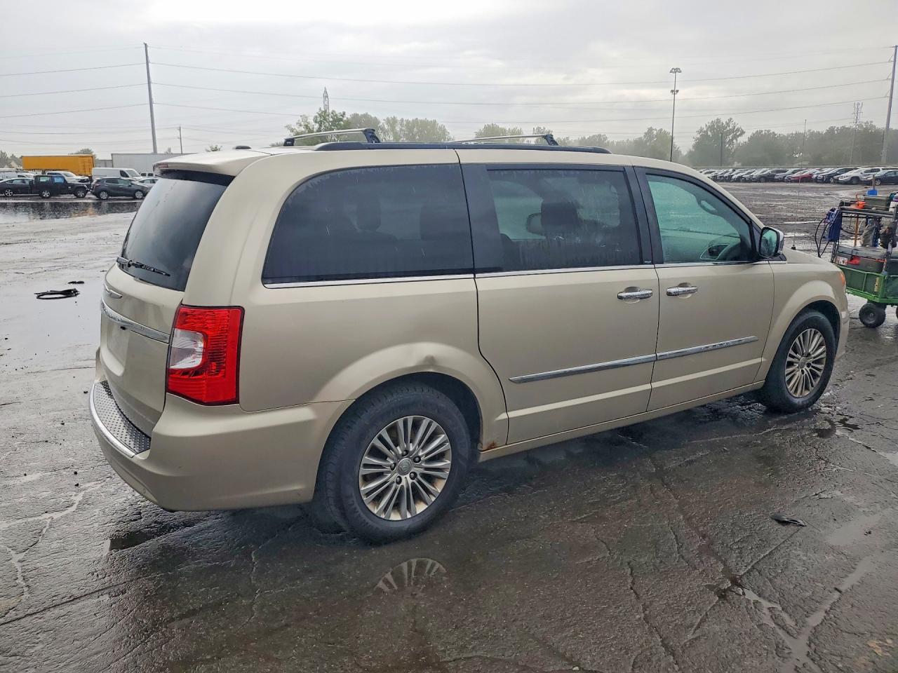 2013 Chrysler Town & Country Touring L Желто-коричневый vin: 2C4RC1CG0DR645921