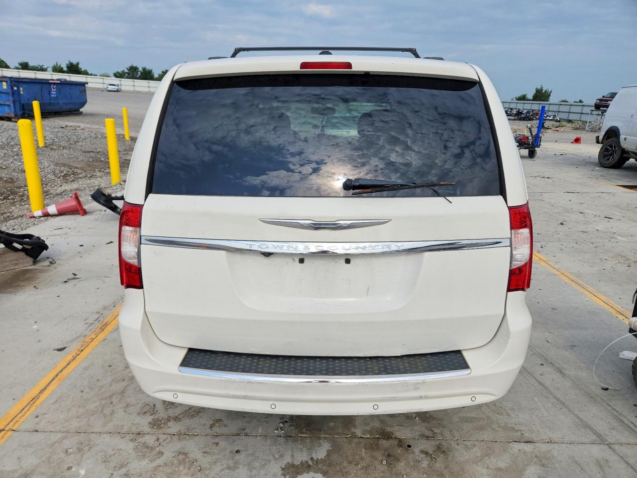 2013 Chrysler Town & Country Touring L White vin: 2C4RC1CG0DR708712
