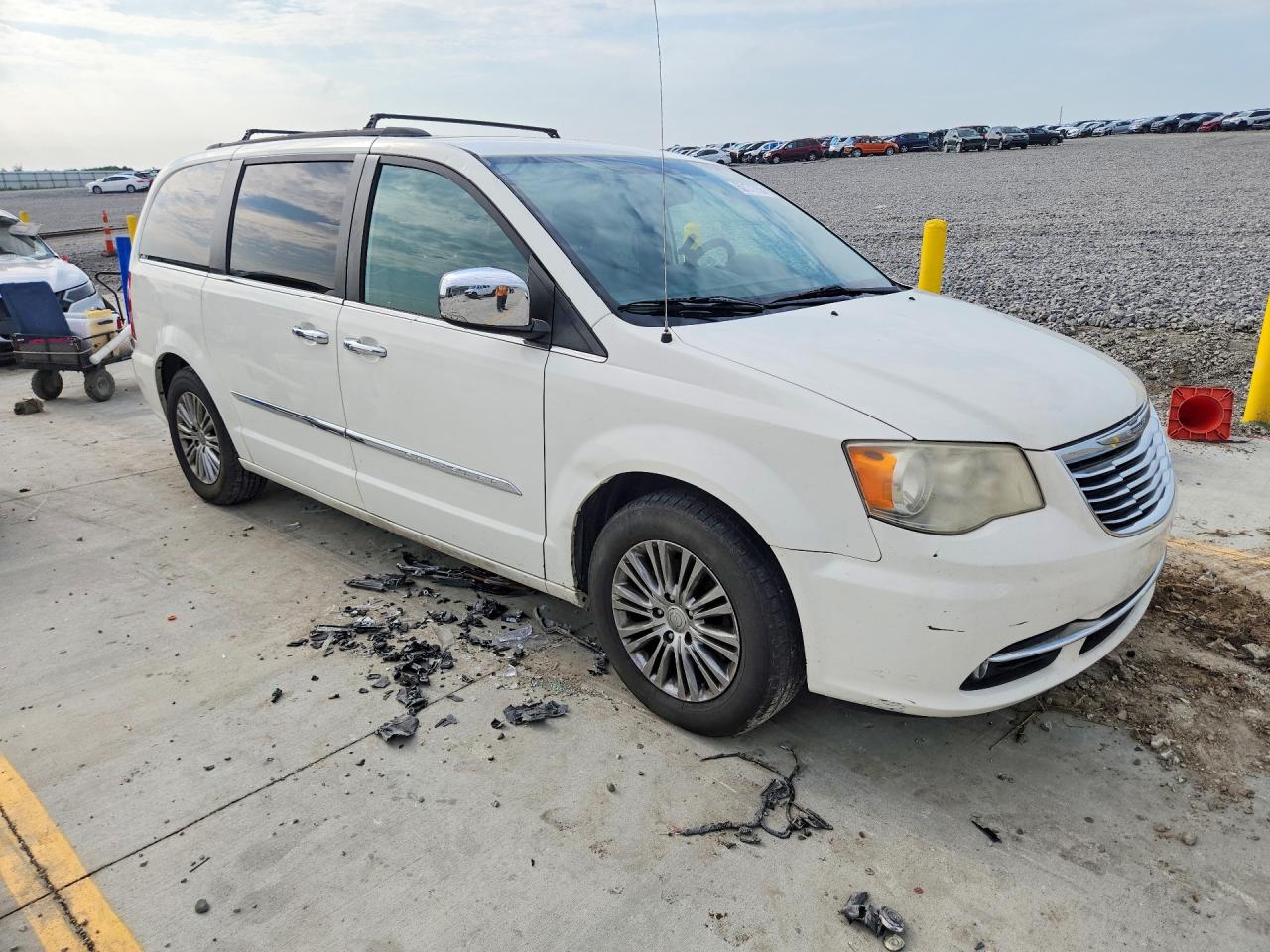 2013 Chrysler Town & Country Touring L White vin: 2C4RC1CG0DR708712