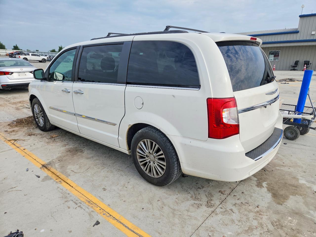 2013 Chrysler Town & Country Touring L White vin: 2C4RC1CG0DR708712