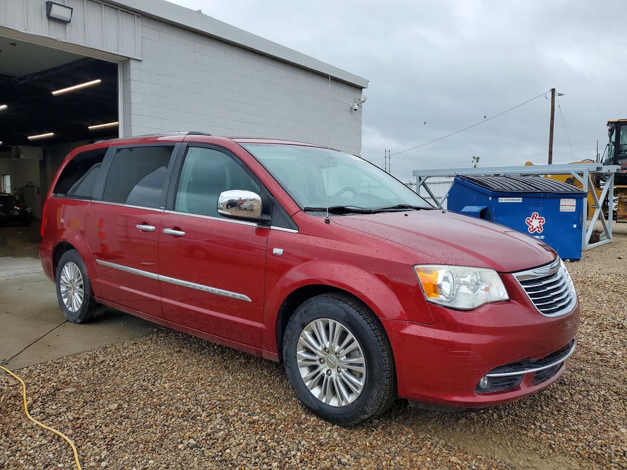 2014 Chrysler Town & Country Touring L Red vin: 2C4RC1CG0ER225724