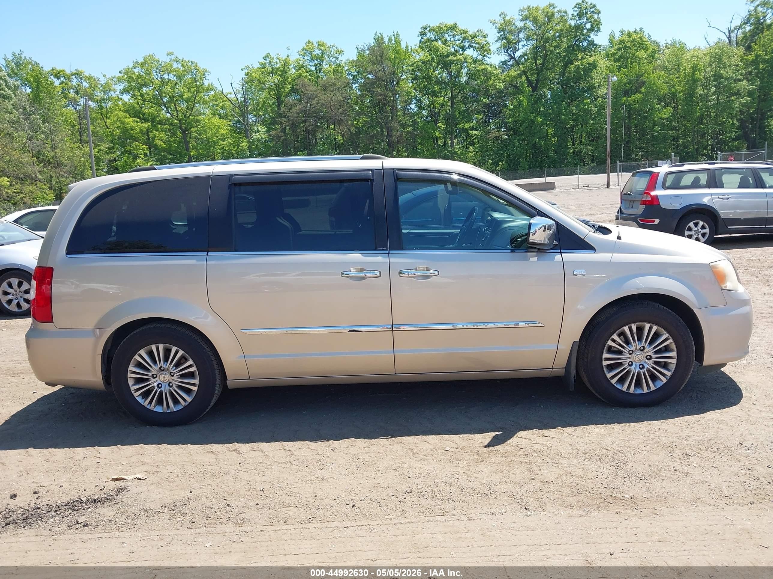 2014 Chrysler Town & Country Touring-l 30th Anniversary Gold vin: 2C4RC1CG0ER251451