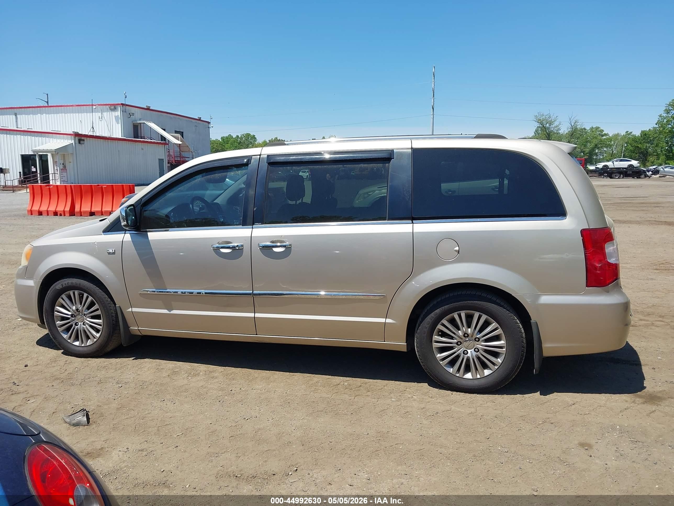 2014 Chrysler Town & Country Touring-l 30th Anniversary Gold vin: 2C4RC1CG0ER251451
