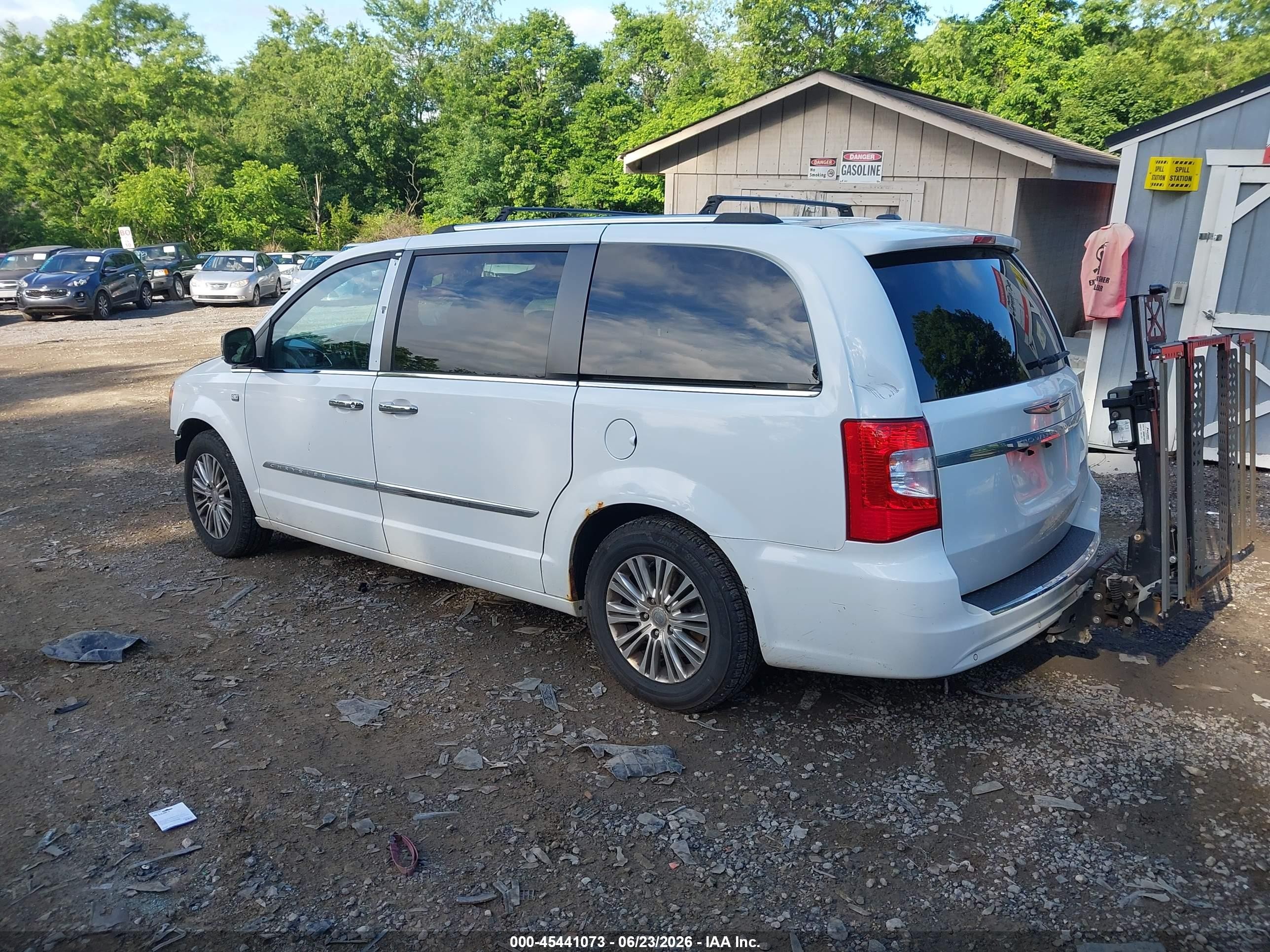 2014 Chrysler Town & Country Touring-l 30th Anniversary White vin: 2C4RC1CG0ER297569