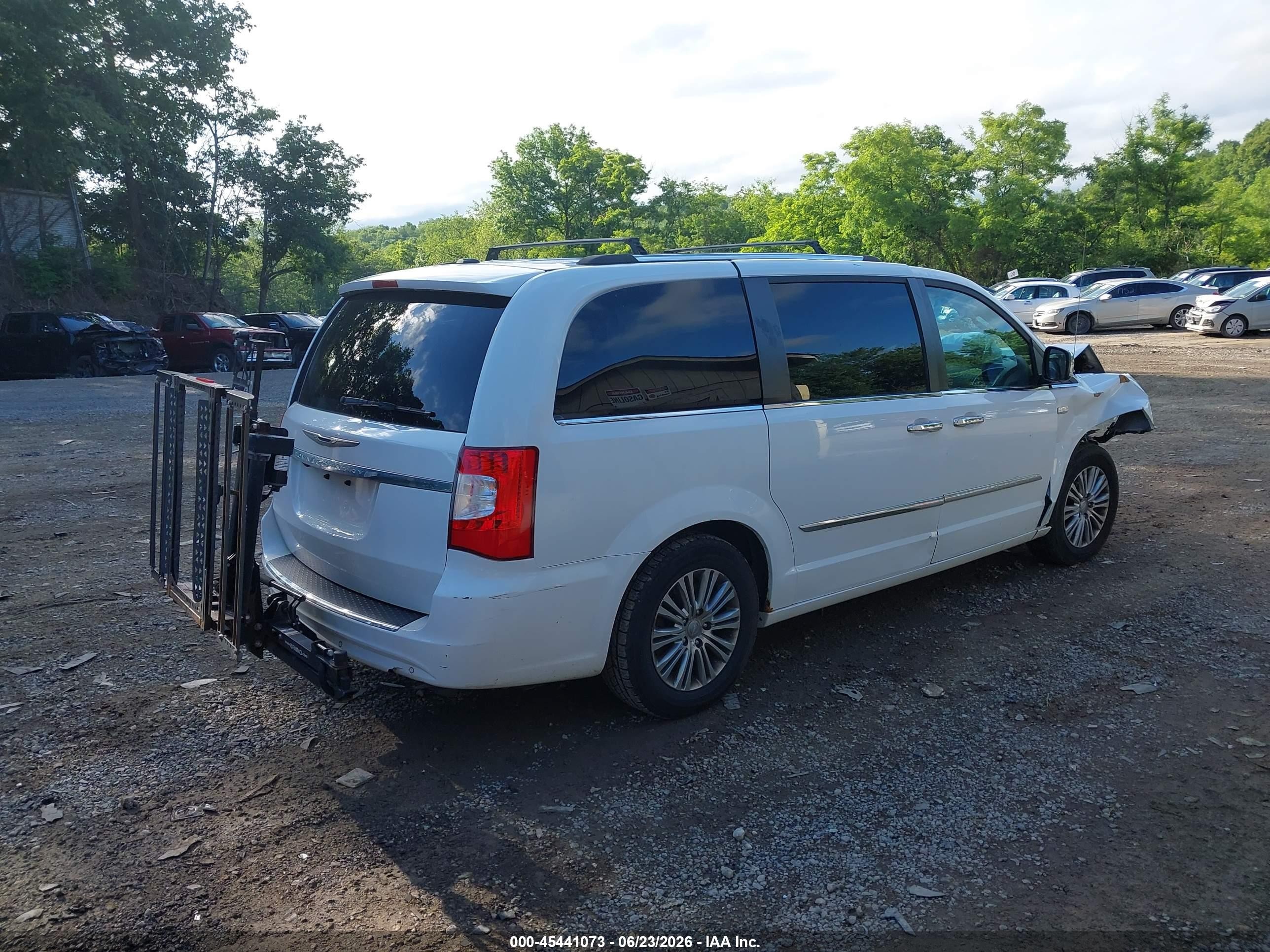 2014 Chrysler Town & Country Touring-l 30th Anniversary White vin: 2C4RC1CG0ER297569