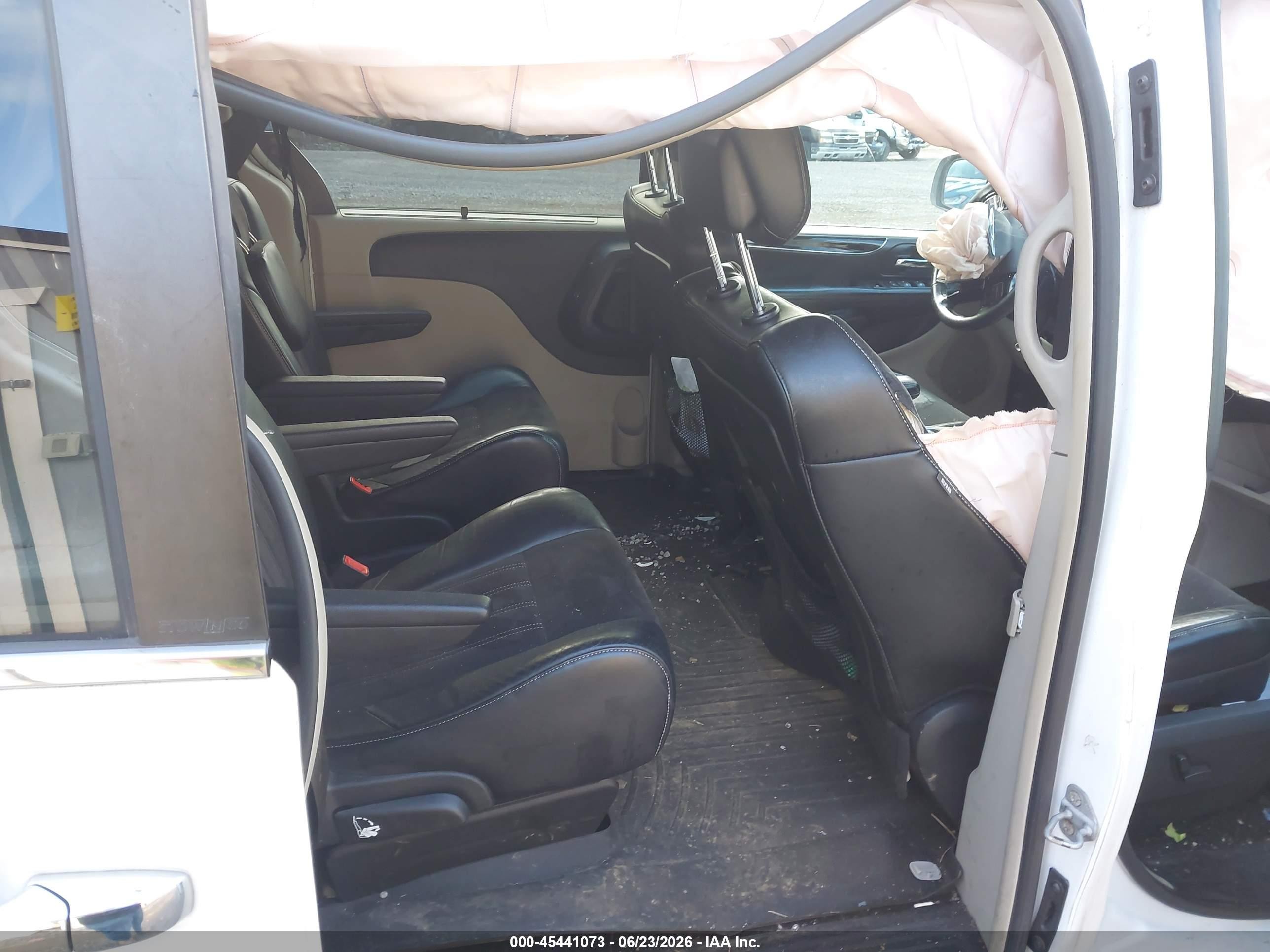 2014 Chrysler Town & Country Touring-l 30th Anniversary White vin: 2C4RC1CG0ER297569