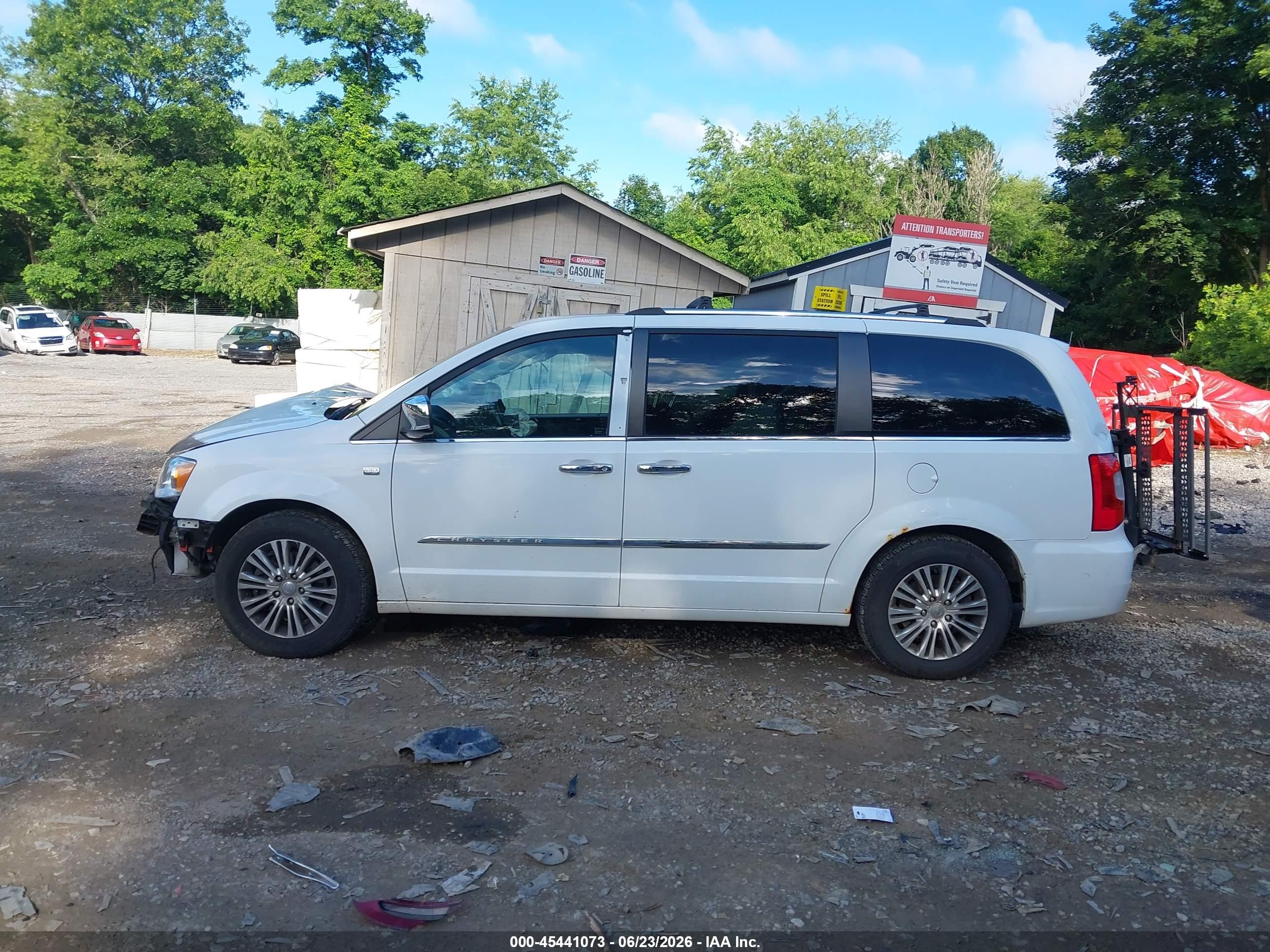 2014 Chrysler Town & Country Touring-l 30th Anniversary White vin: 2C4RC1CG0ER297569