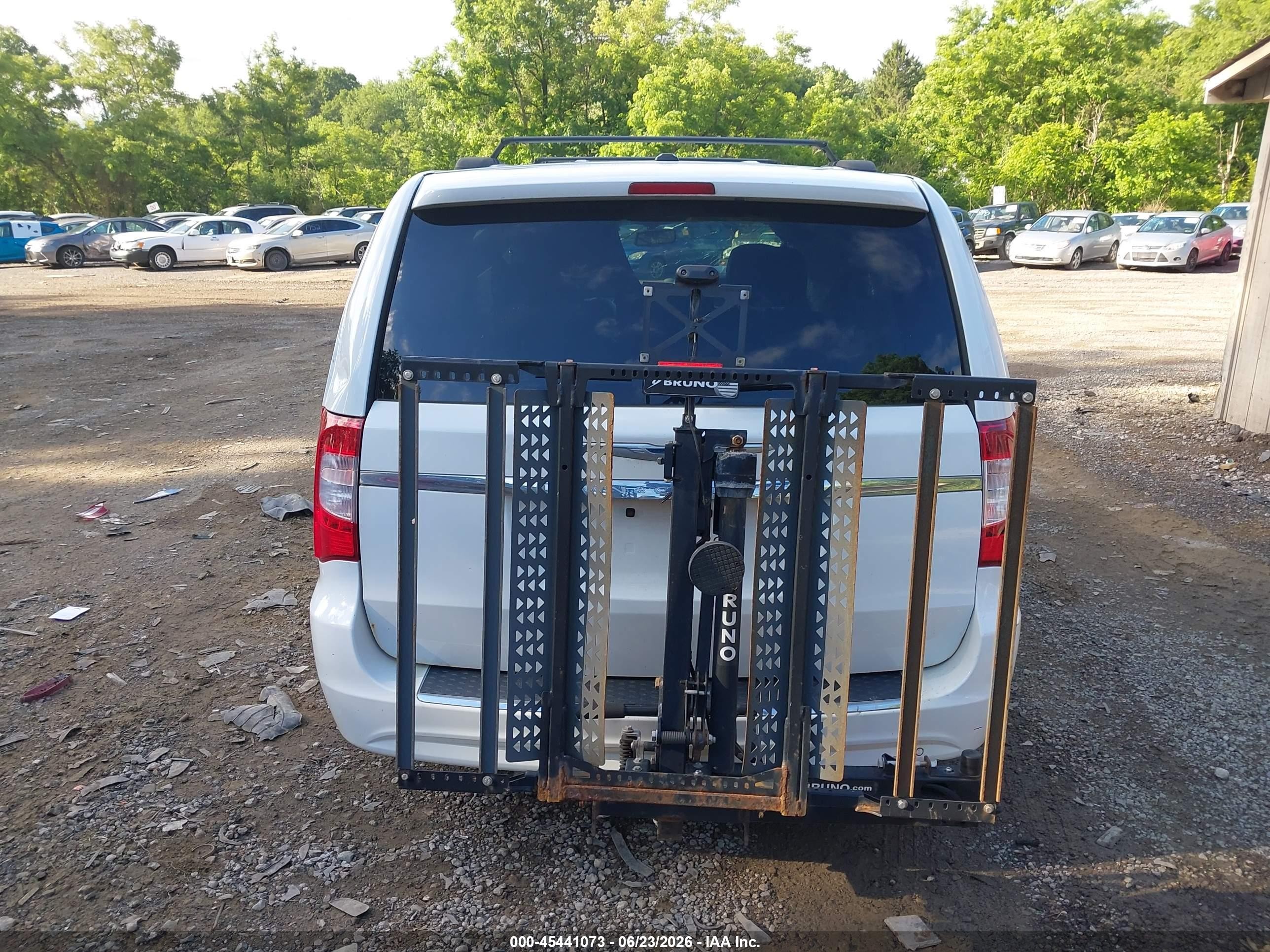 2014 Chrysler Town & Country Touring-l 30th Anniversary White vin: 2C4RC1CG0ER297569