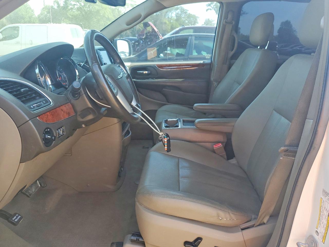 2015 Chrysler Town & Country Touring L White vin: 2C4RC1CG0FR609875