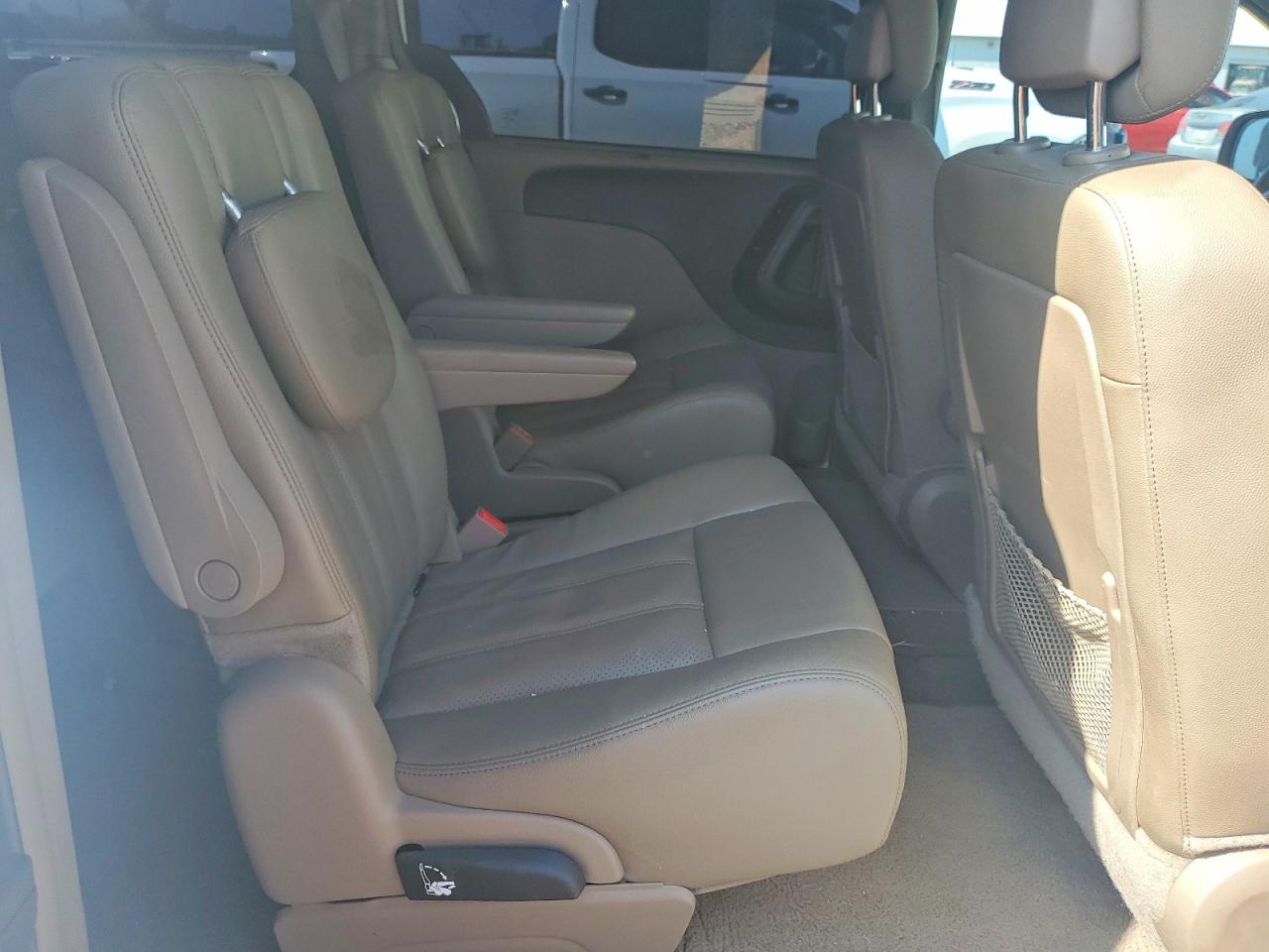 2015 Chrysler Town & Country Touring L White vin: 2C4RC1CG0FR609875