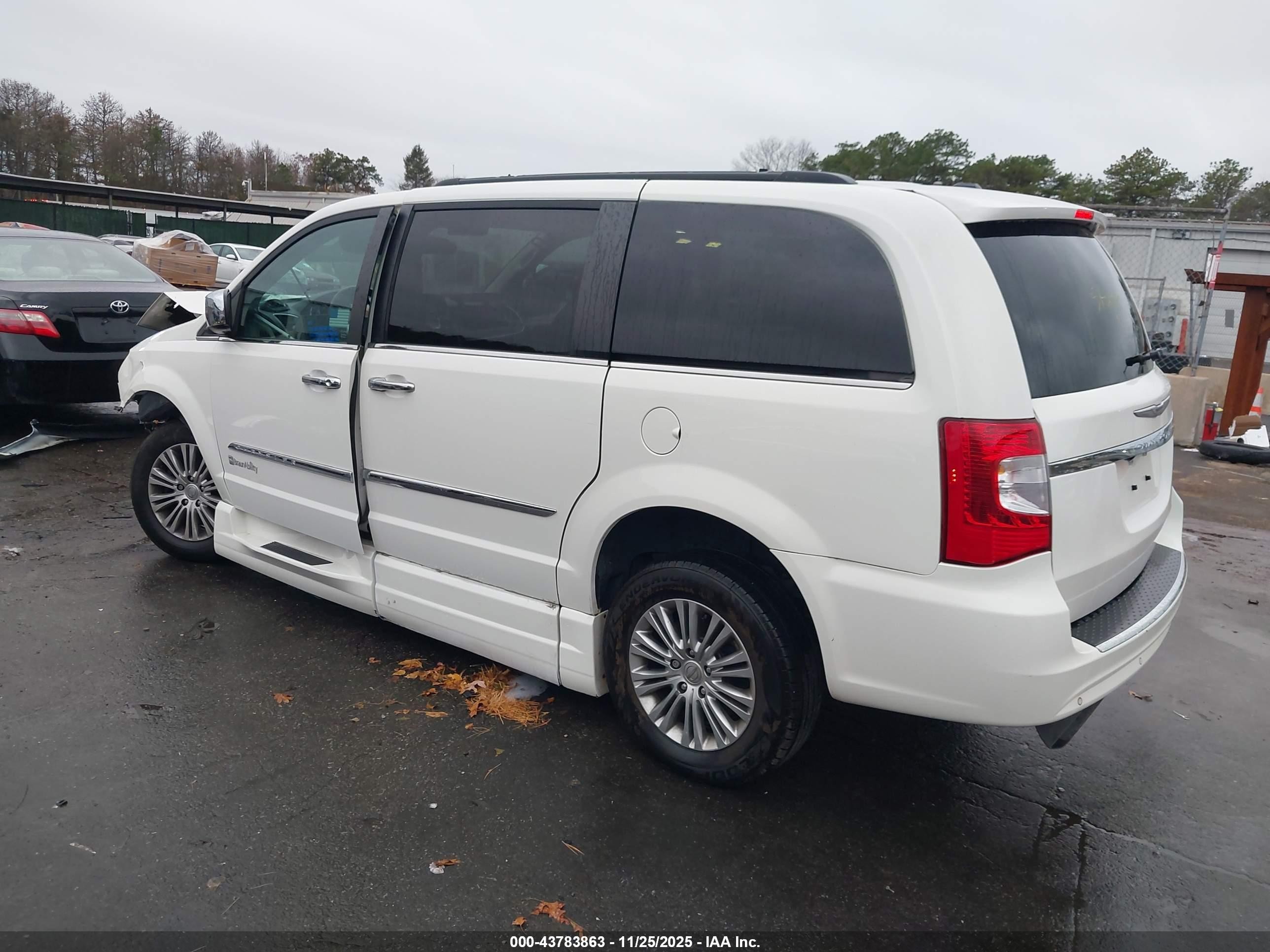 2013 Chrysler Town & Country Touring-l White vin: 2C4RC1CG1DR623829