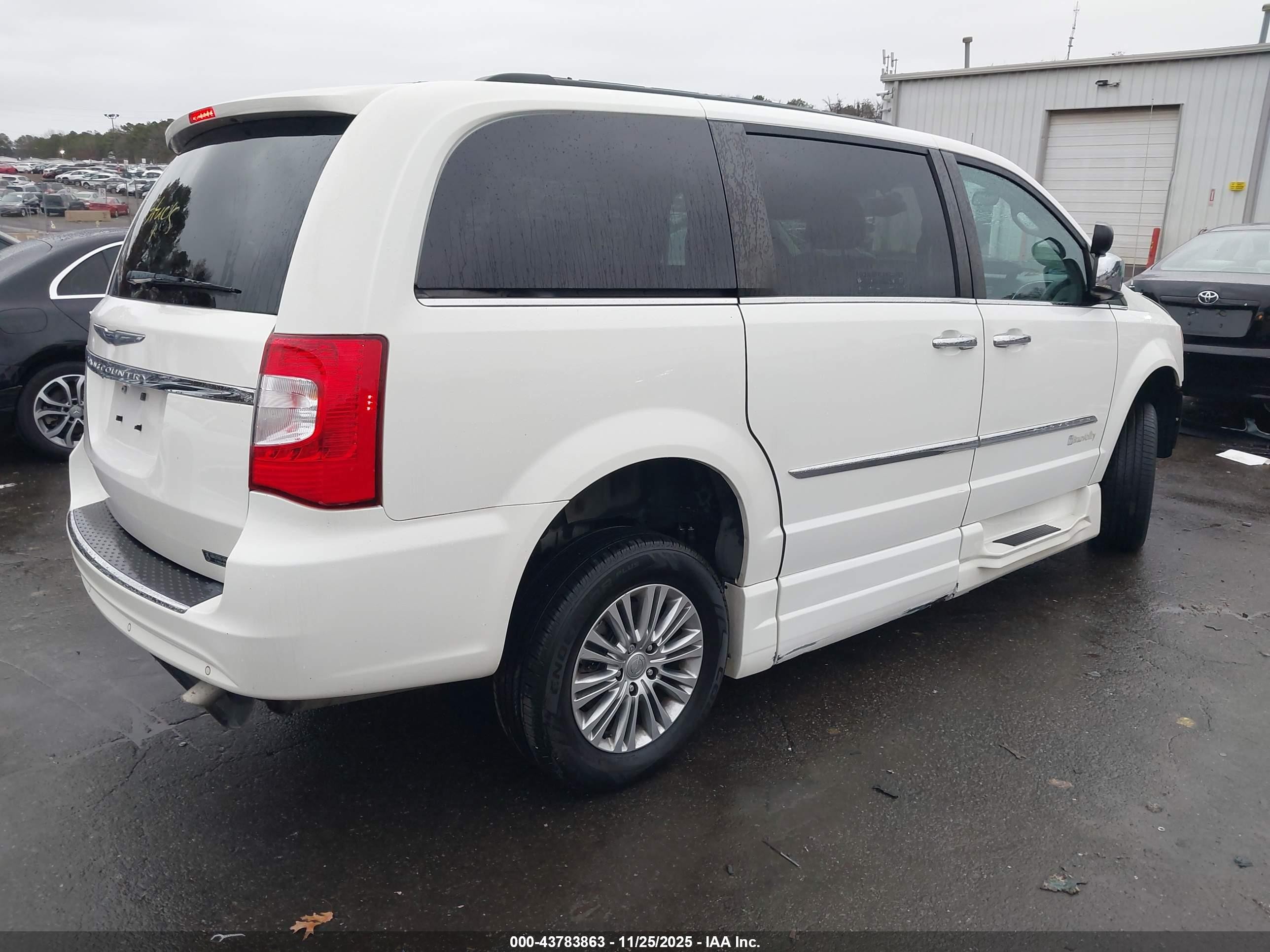 2013 Chrysler Town & Country Touring-l White vin: 2C4RC1CG1DR623829
