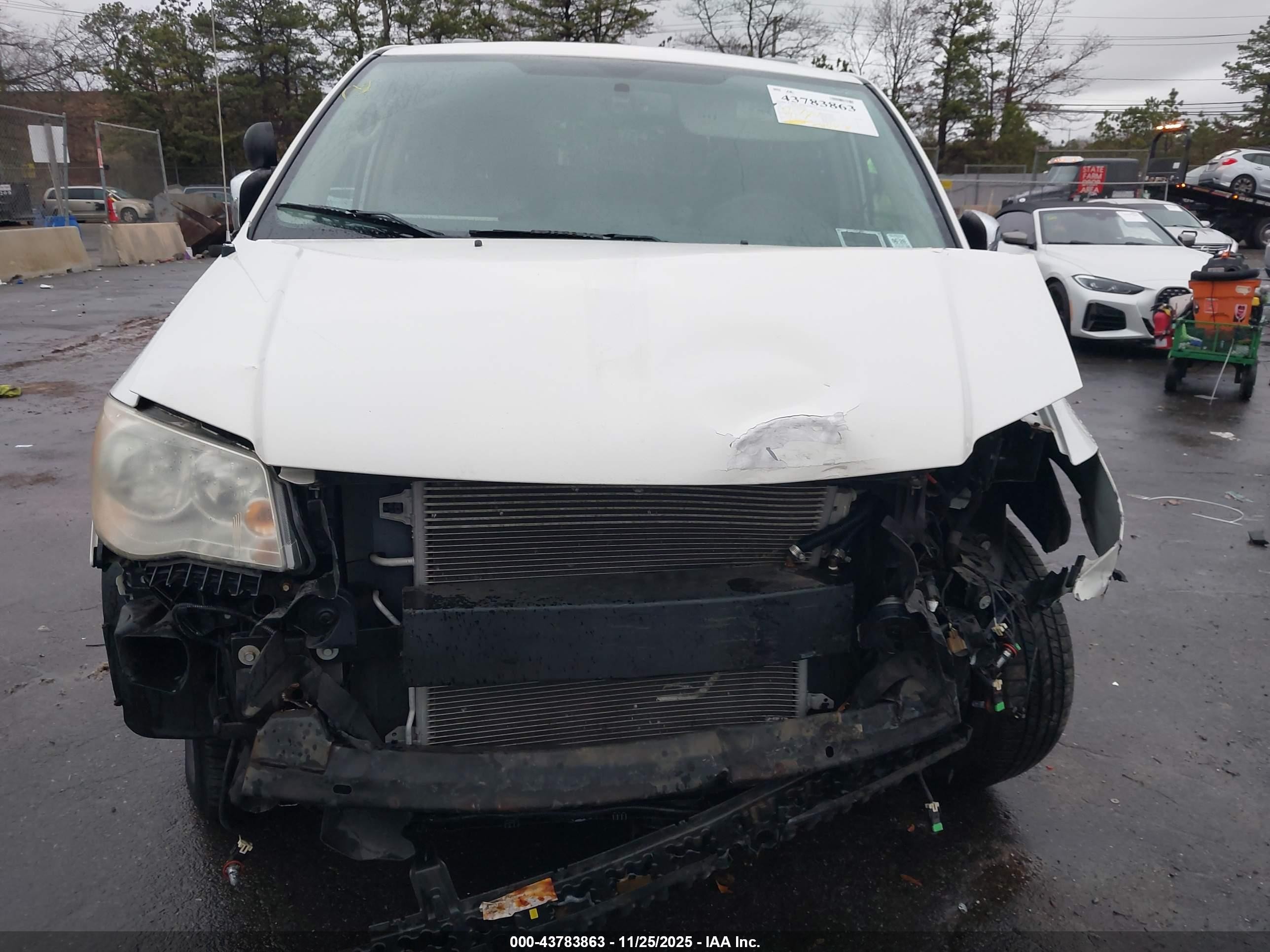 2013 Chrysler Town & Country Touring-l White vin: 2C4RC1CG1DR623829