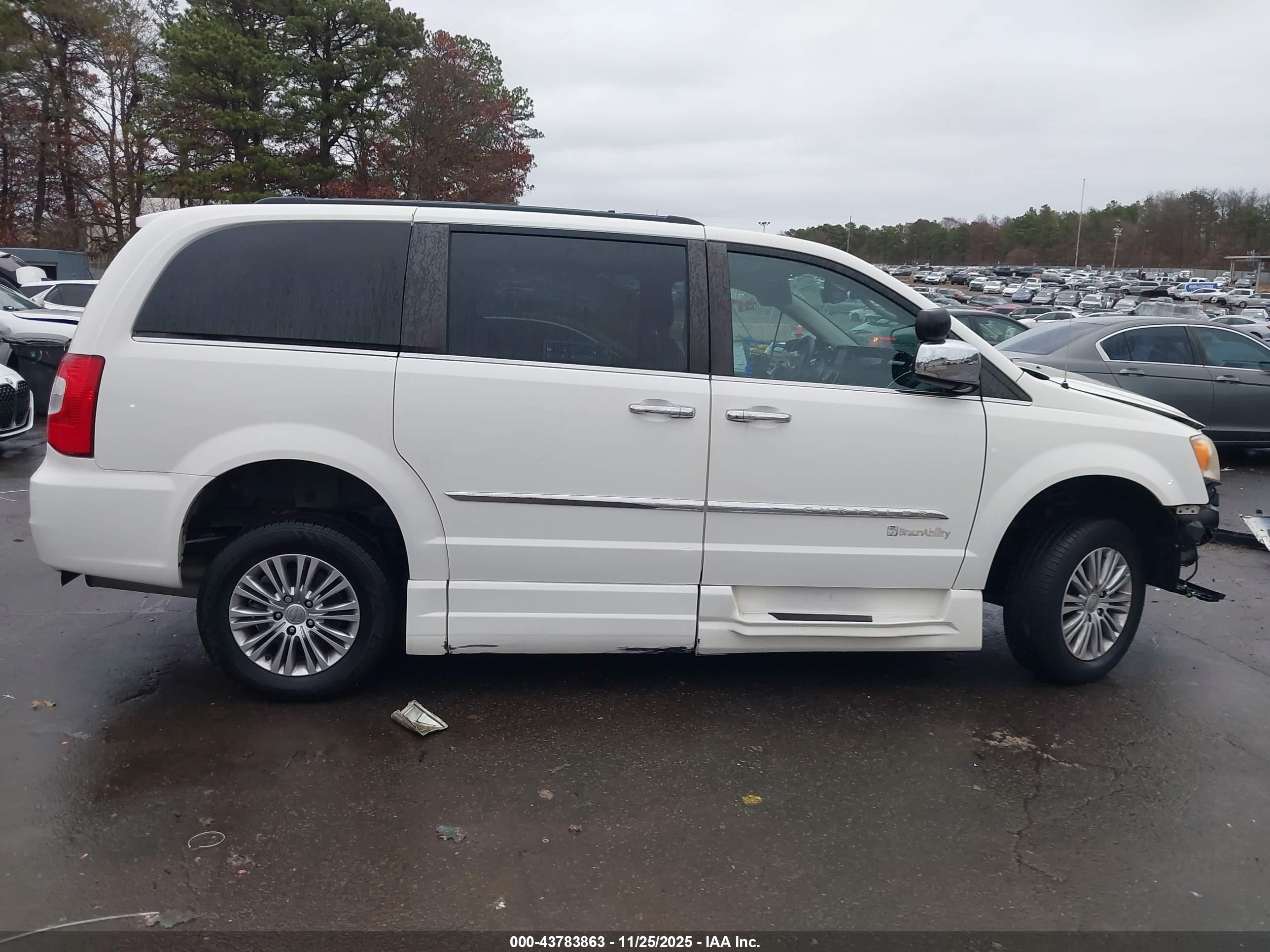2013 Chrysler Town & Country Touring-l White vin: 2C4RC1CG1DR623829
