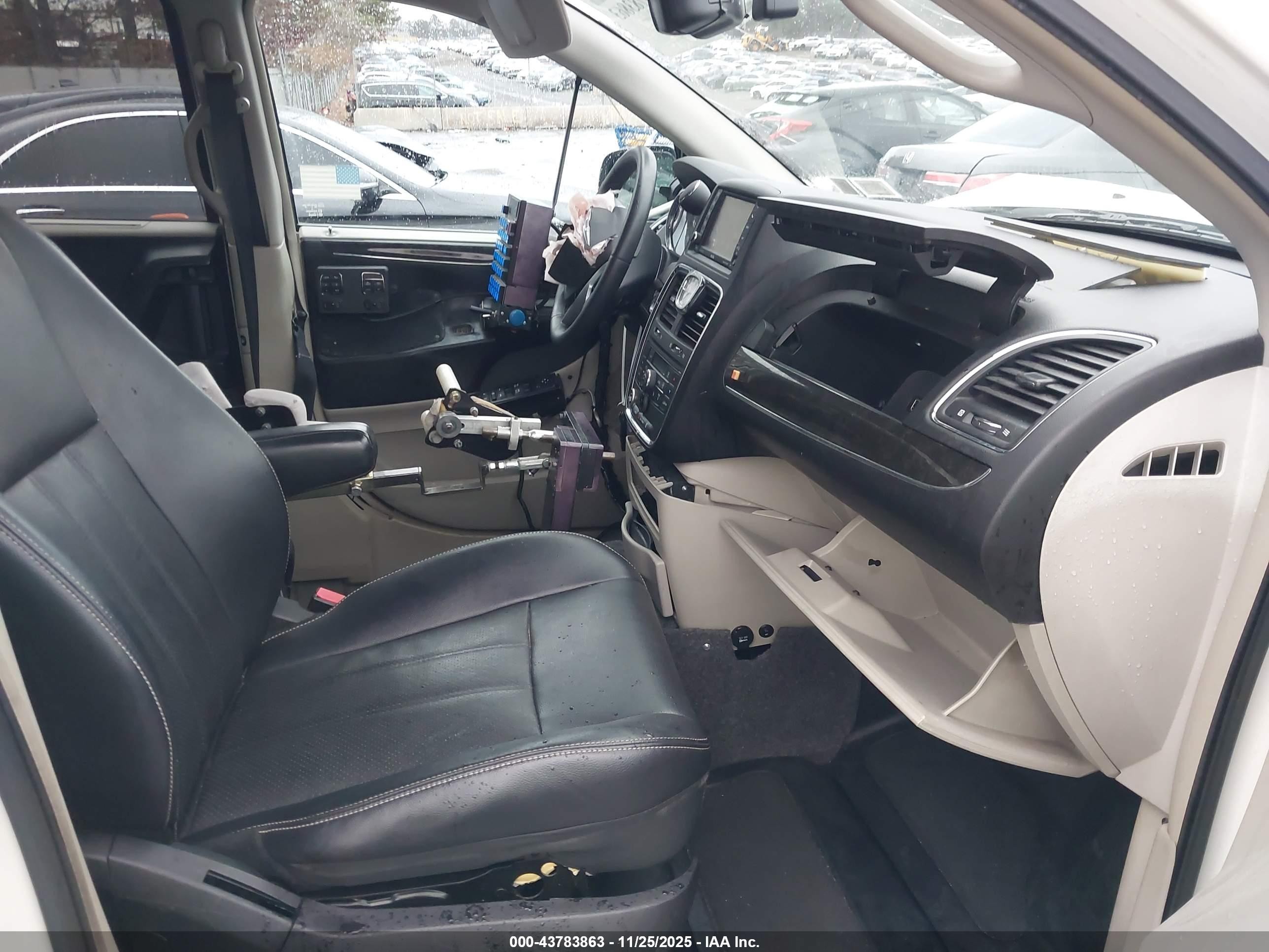 2013 Chrysler Town & Country Touring-l White vin: 2C4RC1CG1DR623829