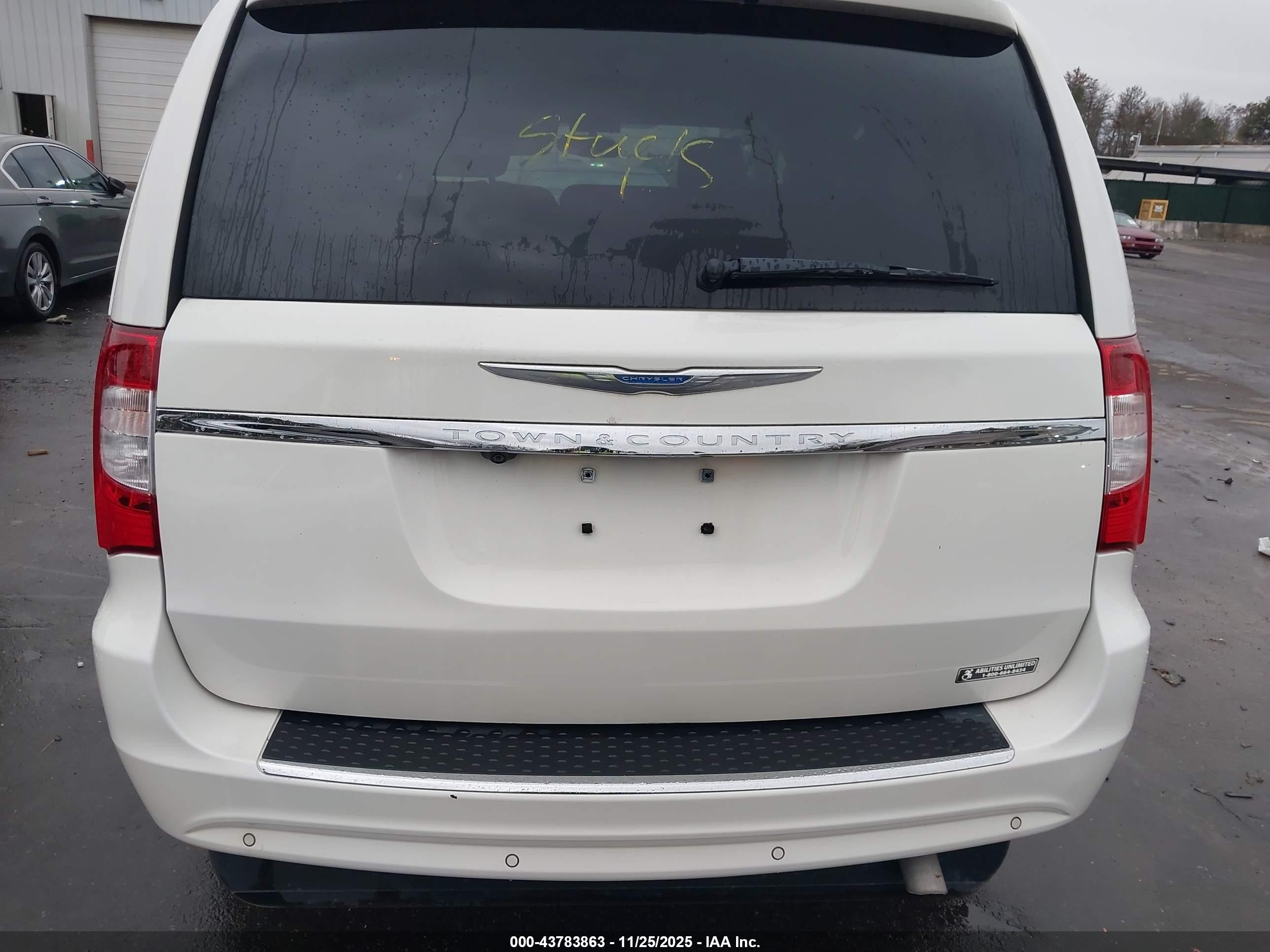 2013 Chrysler Town & Country Touring-l White vin: 2C4RC1CG1DR623829