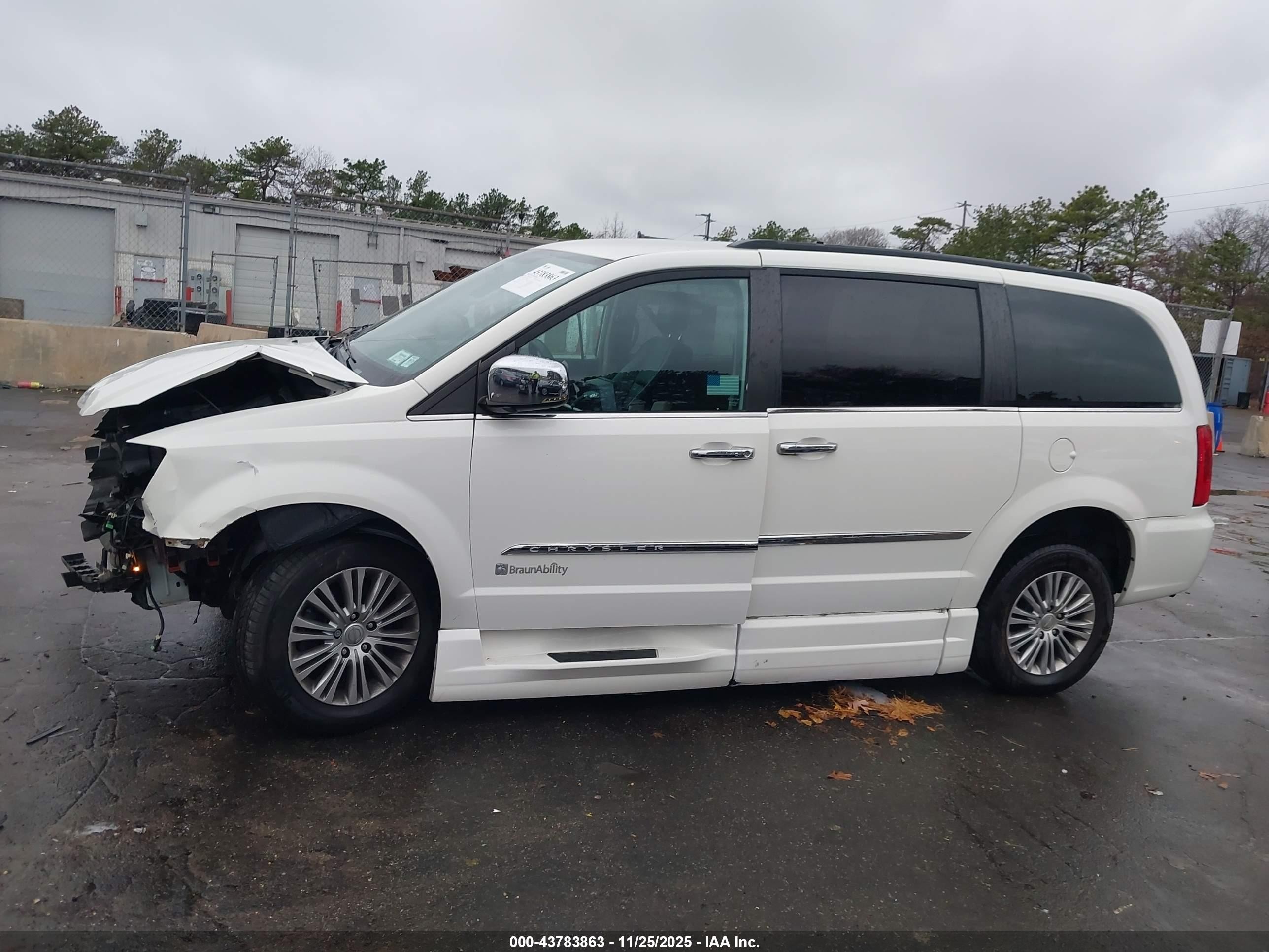 2013 Chrysler Town & Country Touring-l White vin: 2C4RC1CG1DR623829