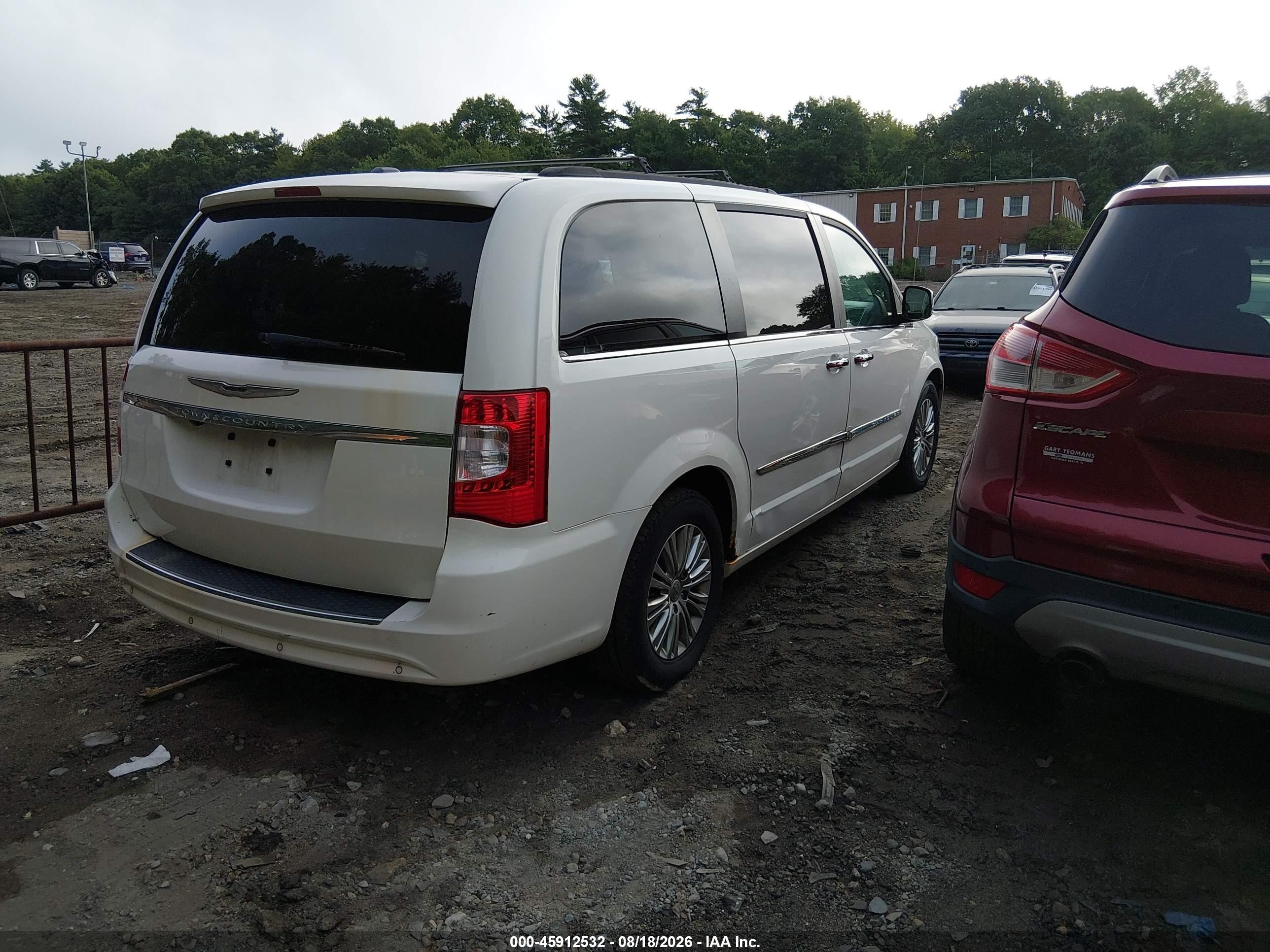 2013 Chrysler Town & Country Touring-l White vin: 2C4RC1CG1DR684212