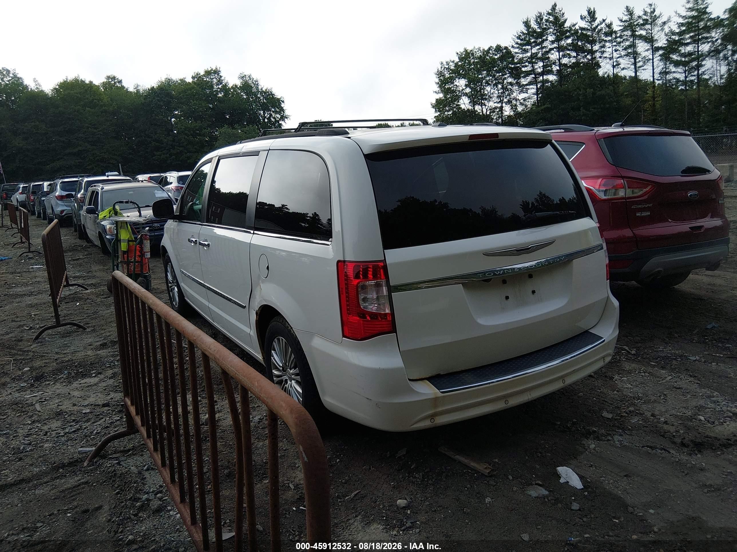 2013 Chrysler Town & Country Touring-l White vin: 2C4RC1CG1DR684212