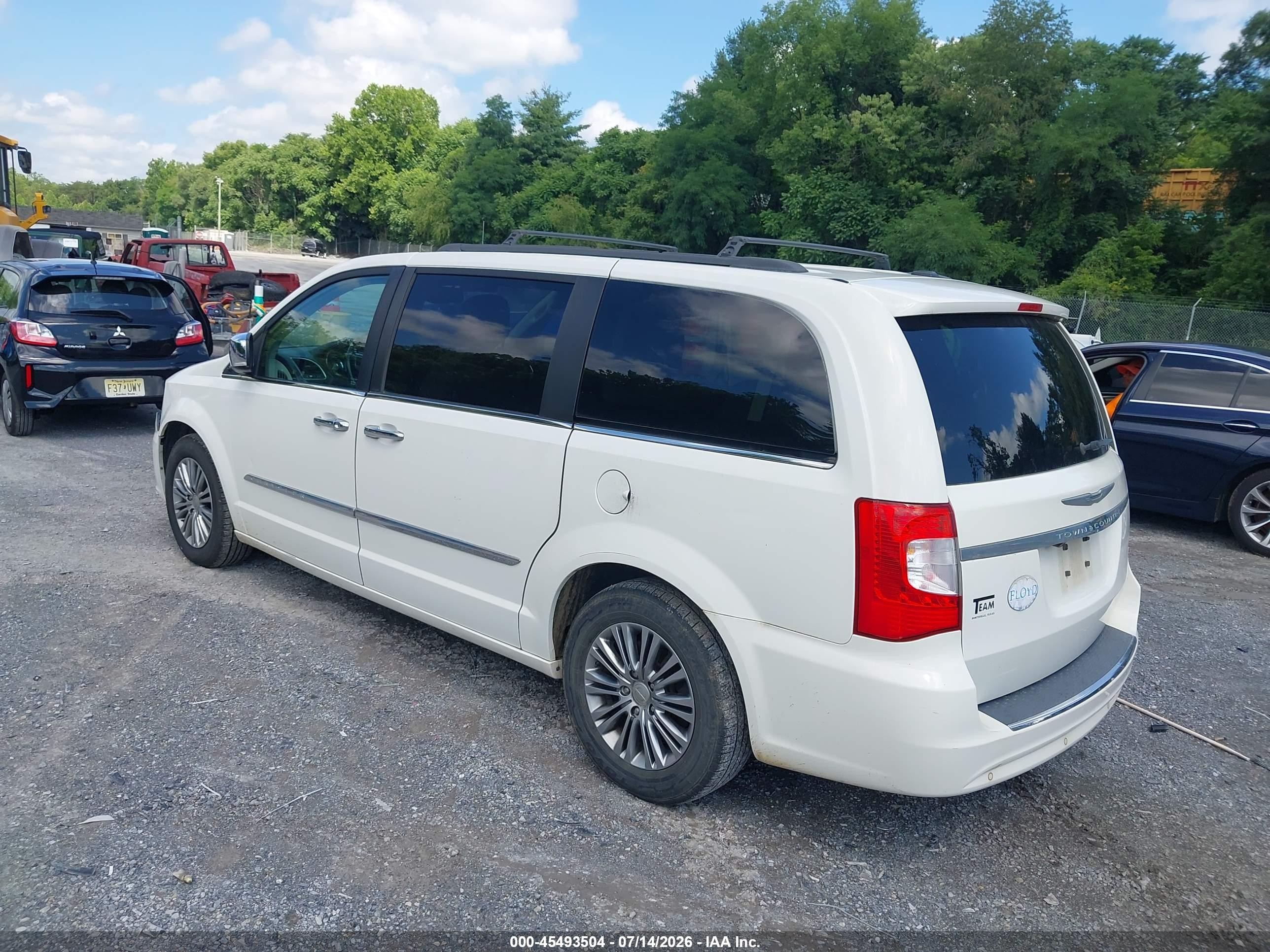 2013 Chrysler Town & Country Touring-l White vin: 2C4RC1CG1DR737538