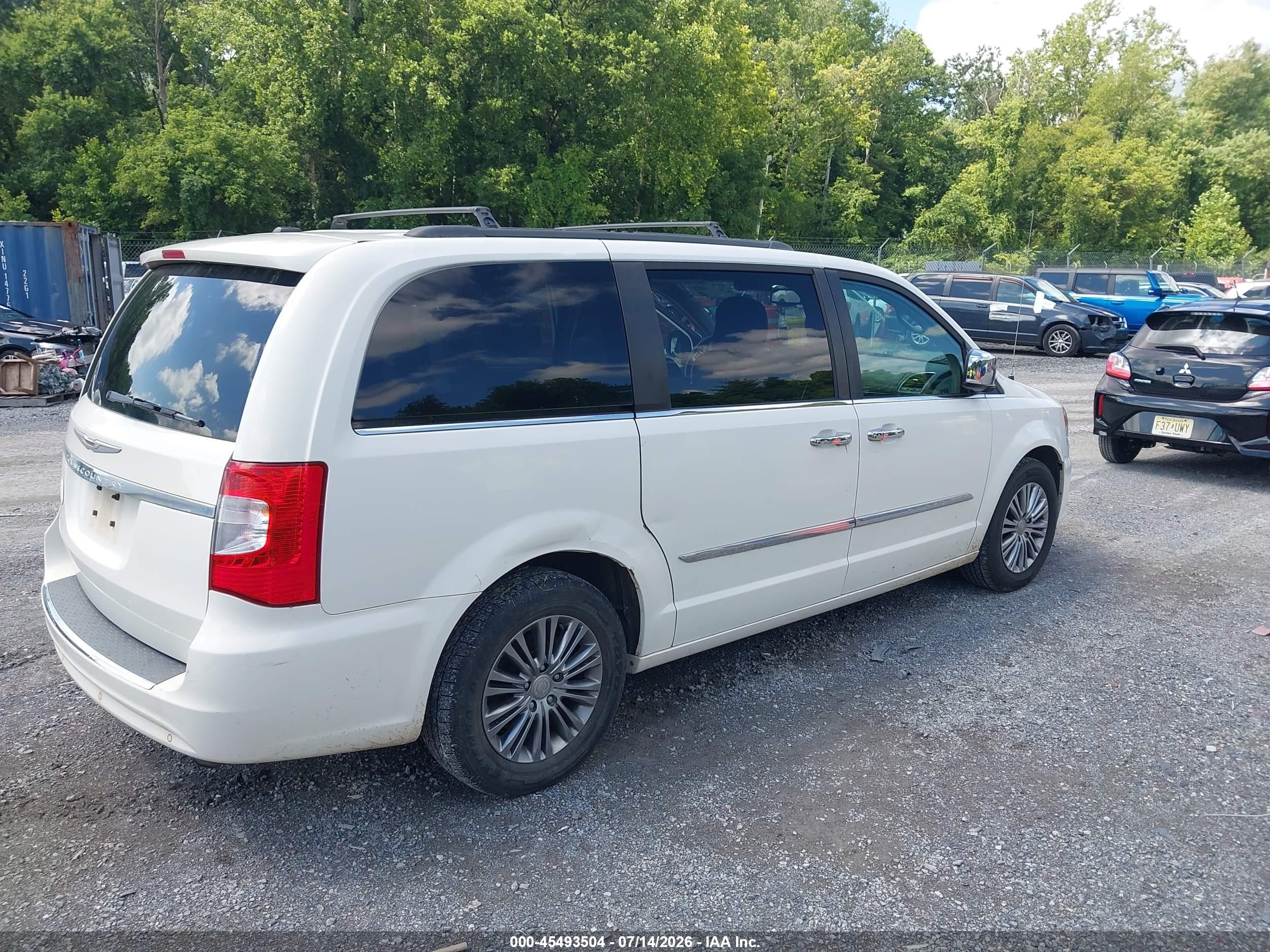 2013 Chrysler Town & Country Touring-l White vin: 2C4RC1CG1DR737538