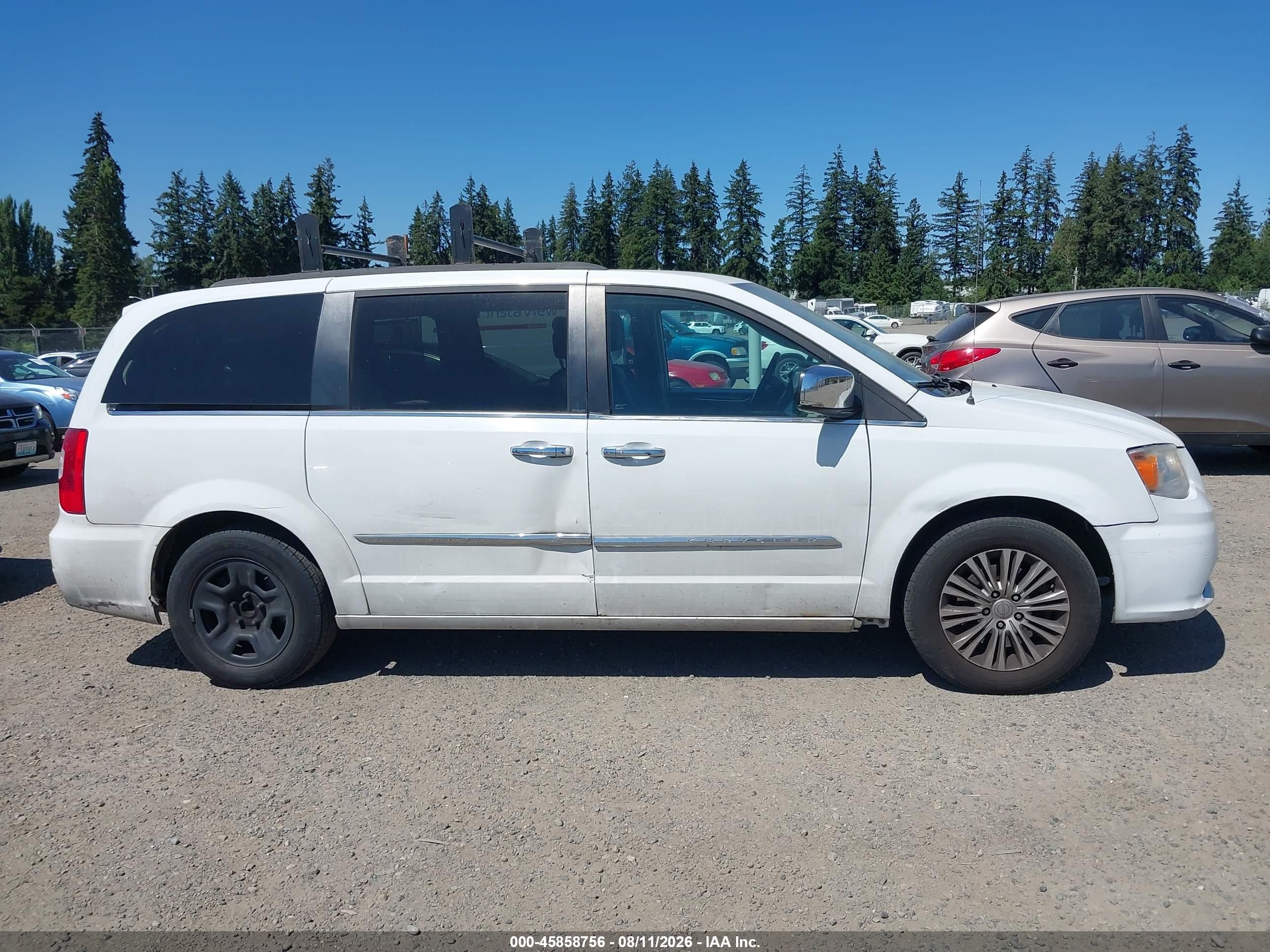 2013 Chrysler Town & Country Touring-l White vin: 2C4RC1CG1DR816417