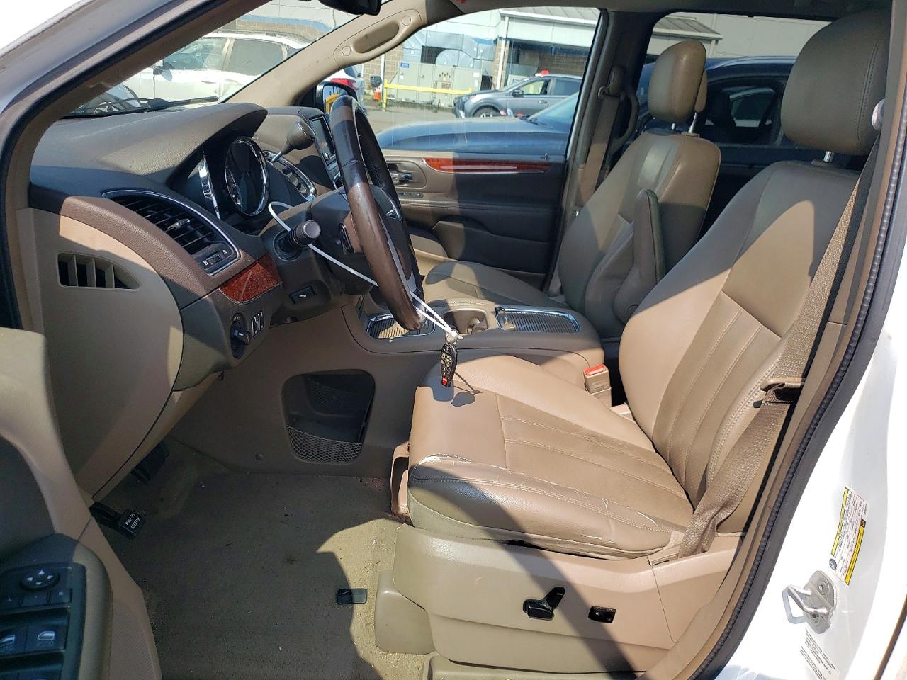 2014 Chrysler Town & Country Touring L White vin: 2C4RC1CG1ER107777