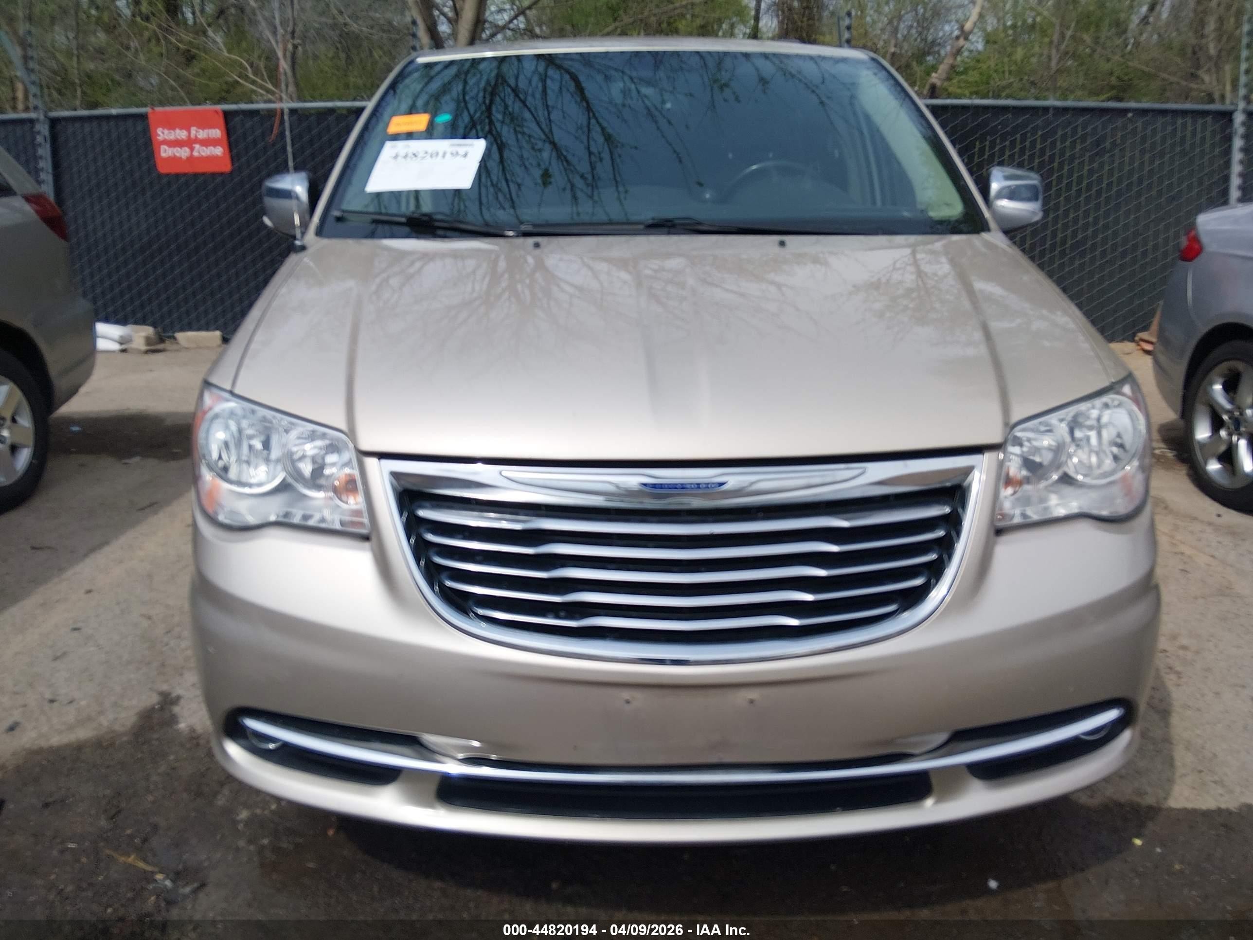 2015 Chrysler Town & Country Touring-l Beige vin: 2C4RC1CG1FR526293